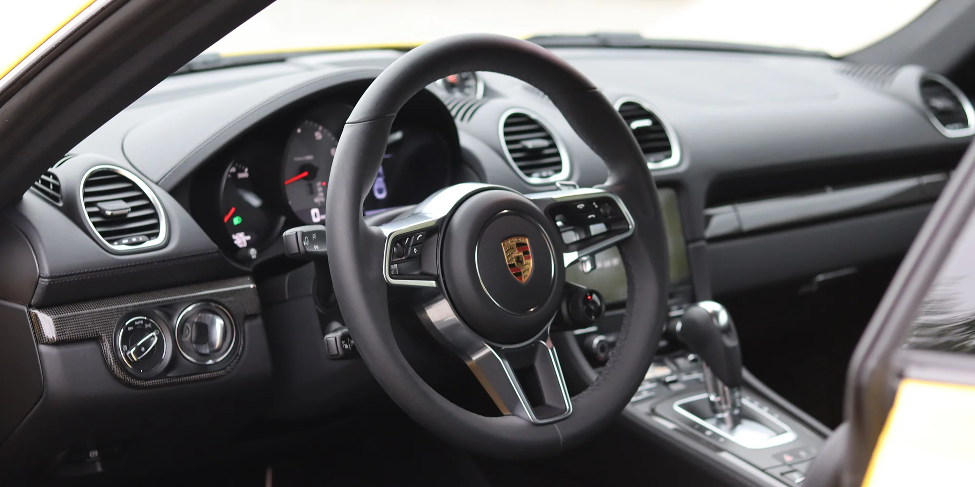 Porsche 718 Cayman S na závodním okruhu