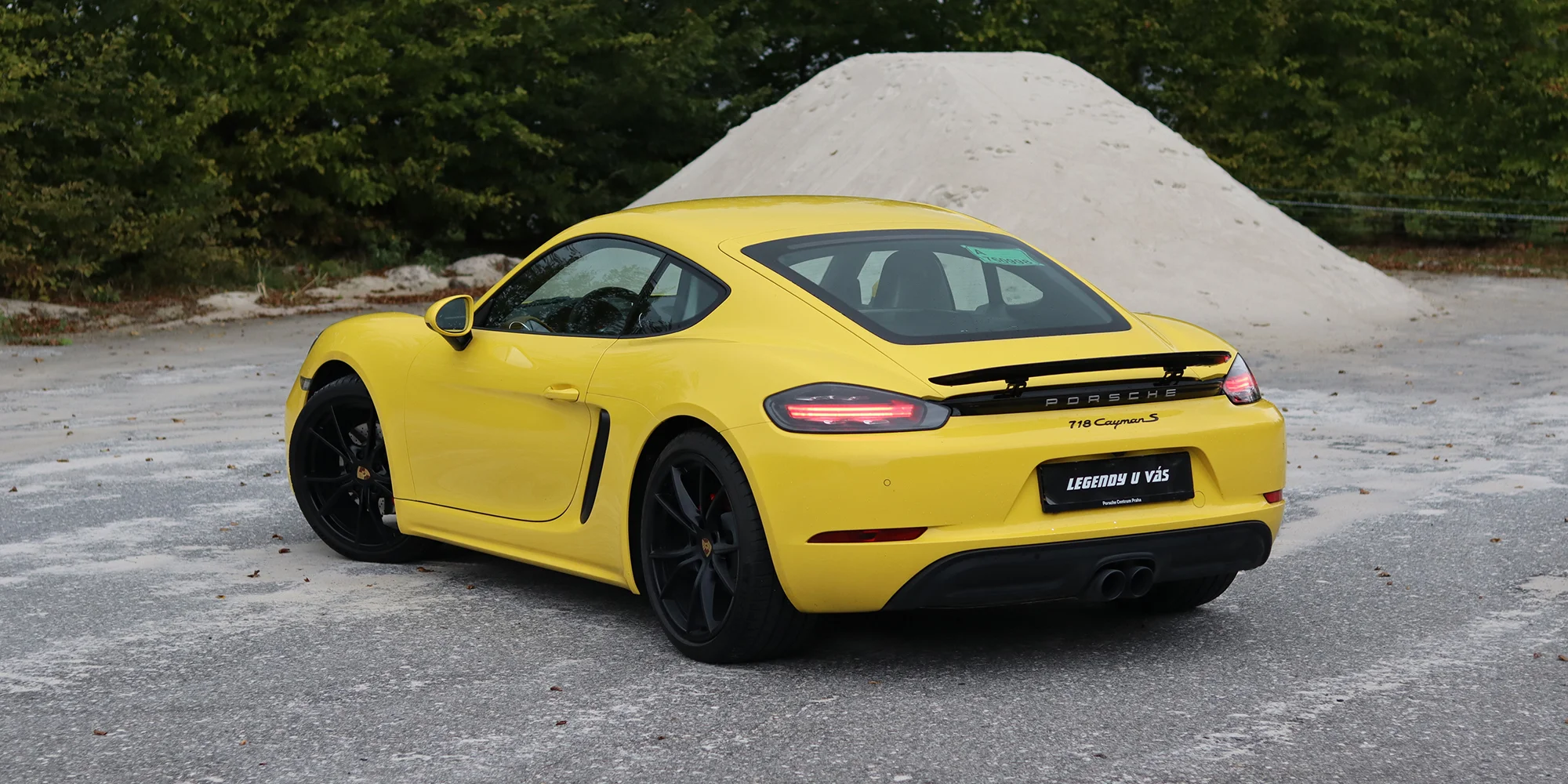 Porsche 718 Cayman S na závodním okruhu