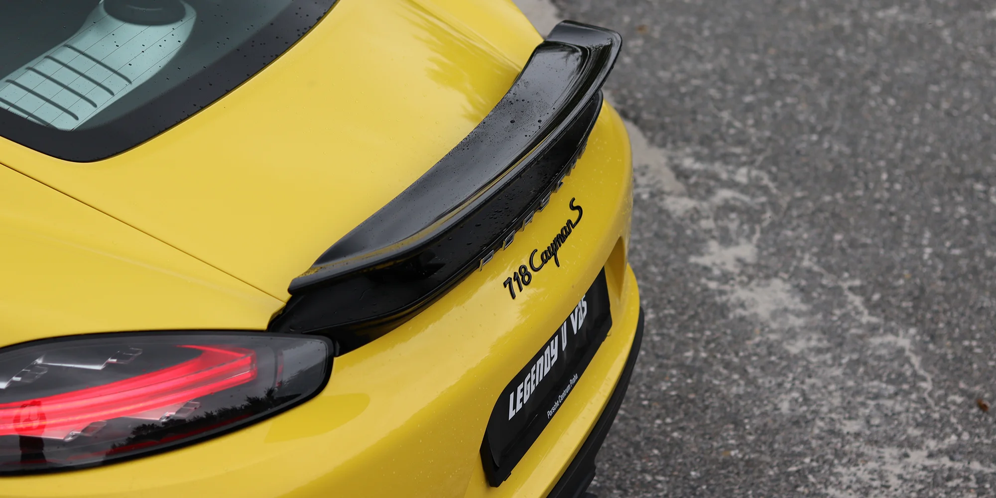 Porsche 718 Cayman S na závodním okruhu