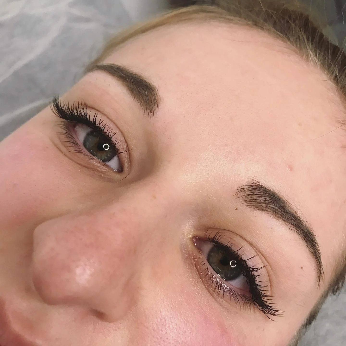 Svůdný pohled: prodloužení řas technikou řasa na řasu nebo 5D-8D