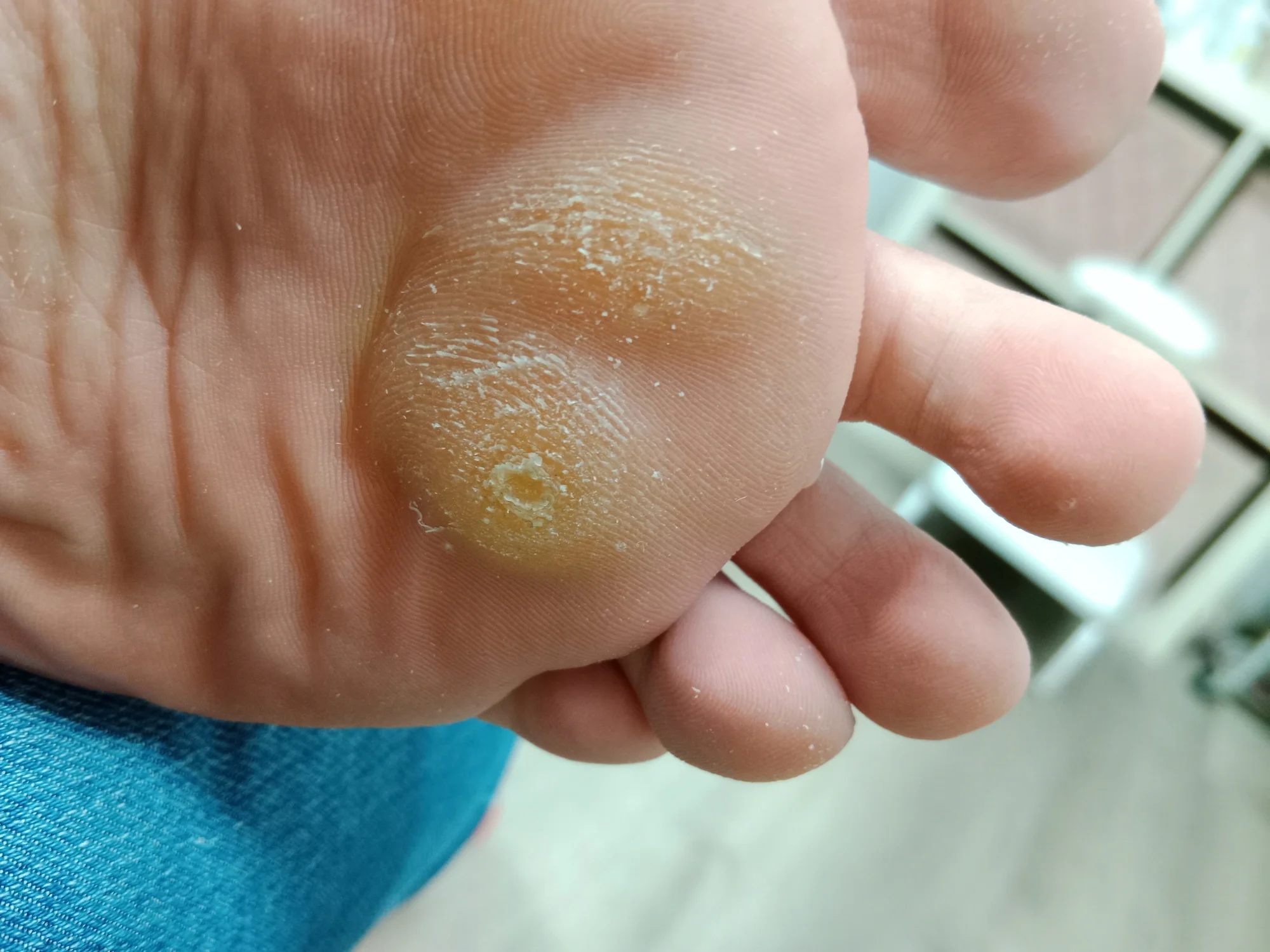 Základní manikúra nebo pedikúra včetně masáže i lakování gel lakem