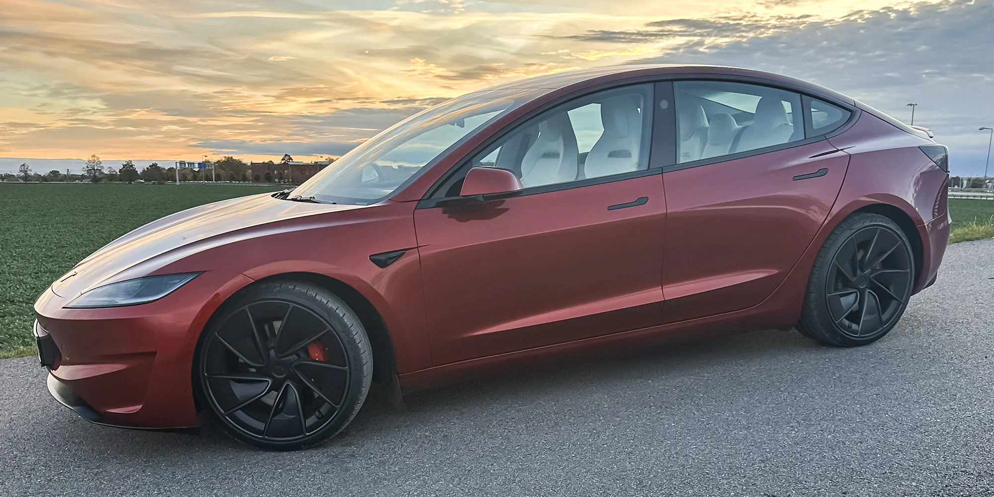 Jízda v nejnovějším elektromobilu Tesla Model 3 Performance highland 2024: jako řidič i spolujezdec