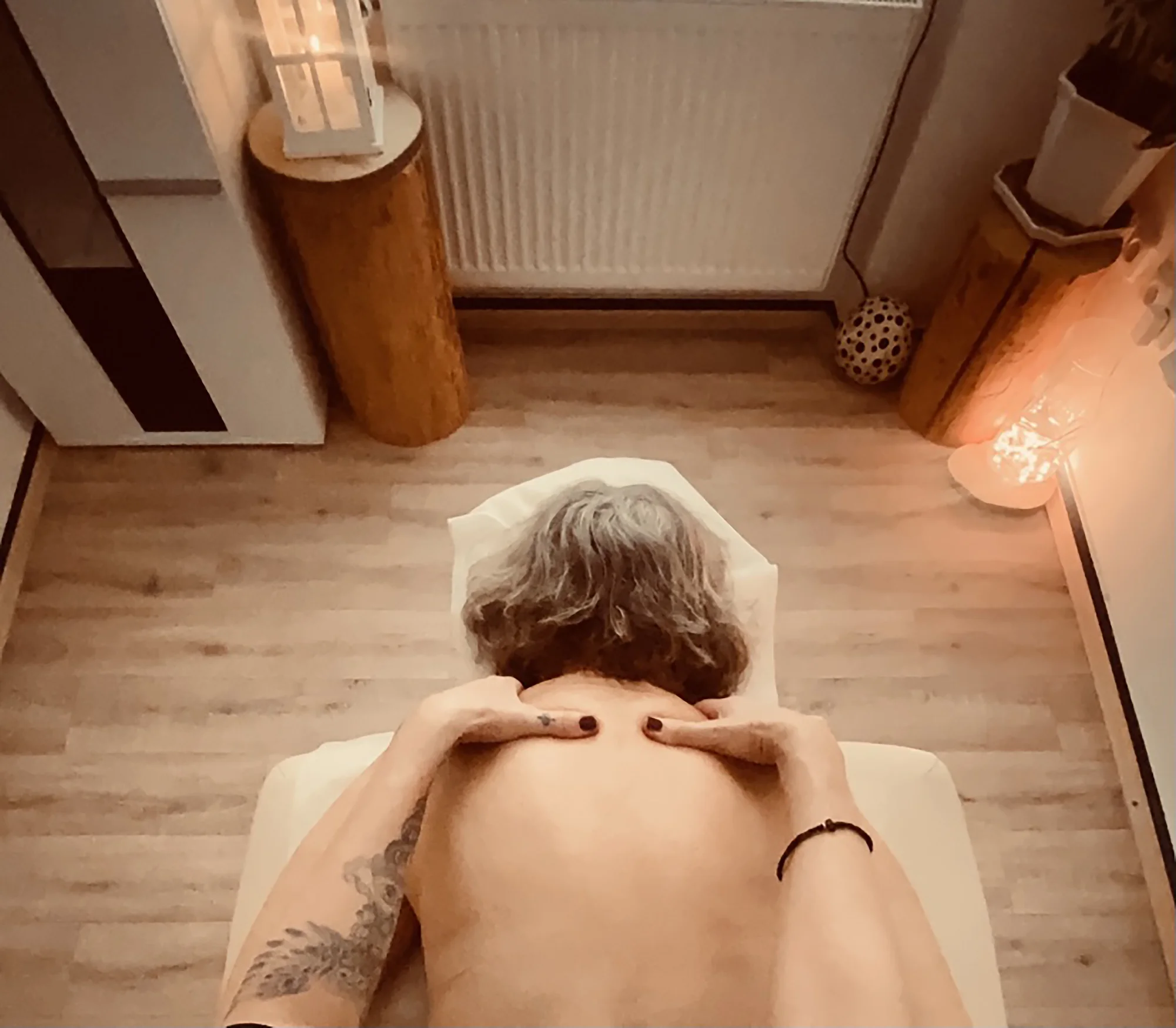 Klasická masáž zad, šíje a rukou, akupresurní nebo lymfatická masáž