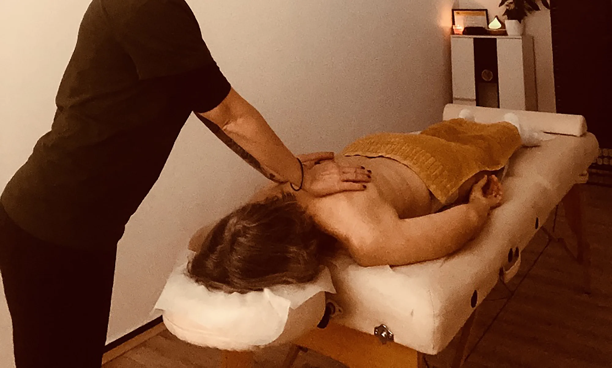 Klasická masáž zad, šíje a rukou, akupresurní nebo lymfatická masáž