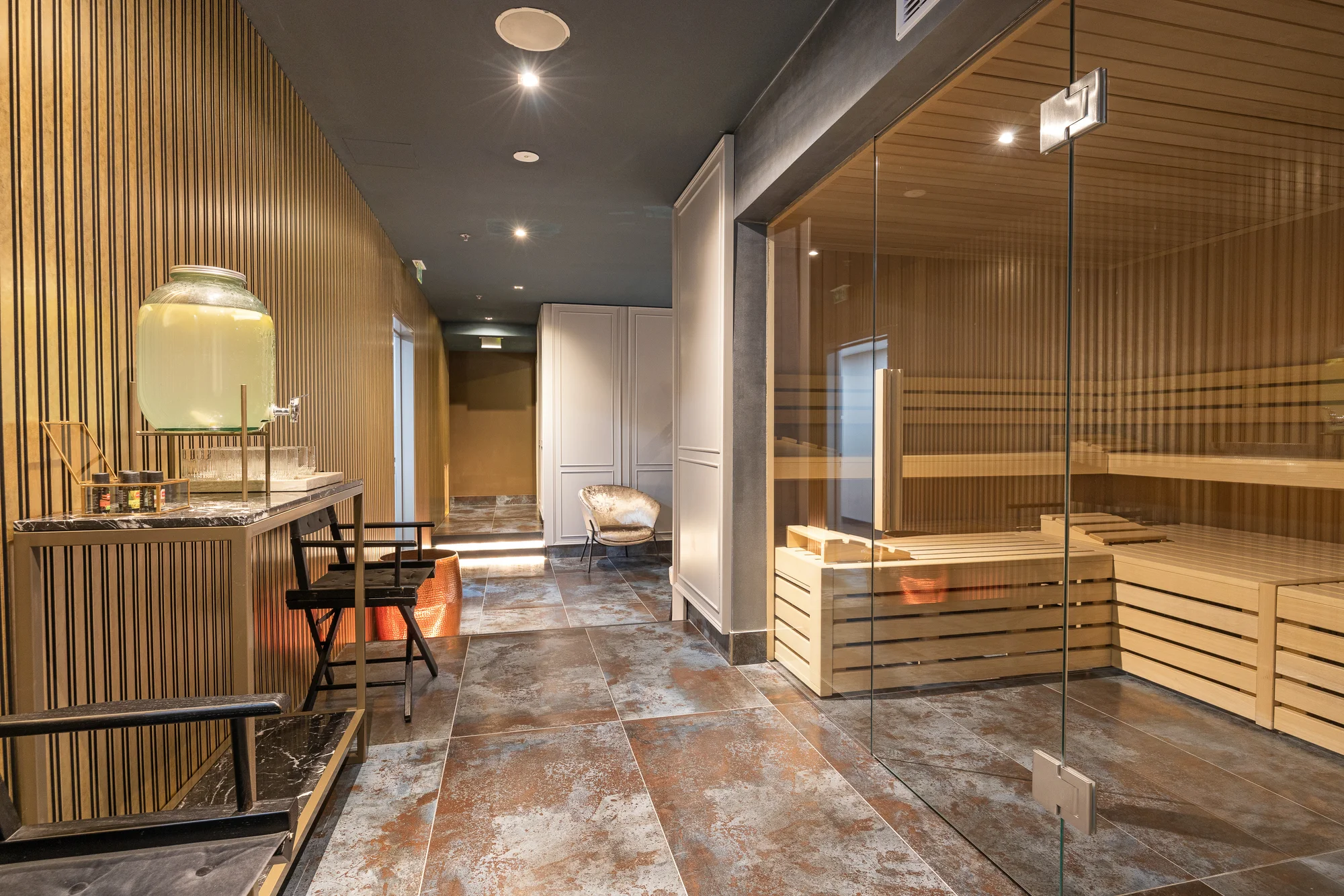 Moderní hotel na Rohanském nábřeží s bohatými snídaněmi