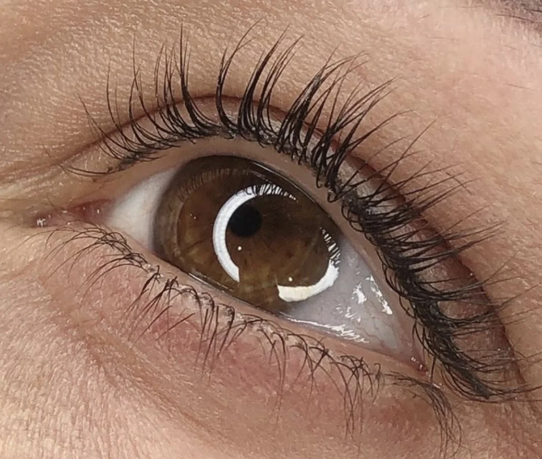 Stále upravená: permanentní make-up metodou pudrového obočí či linky a akvarelové rty