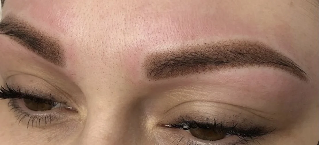 Stále upravená: permanentní make-up metodou pudrového obočí či linky a akvarelové rty