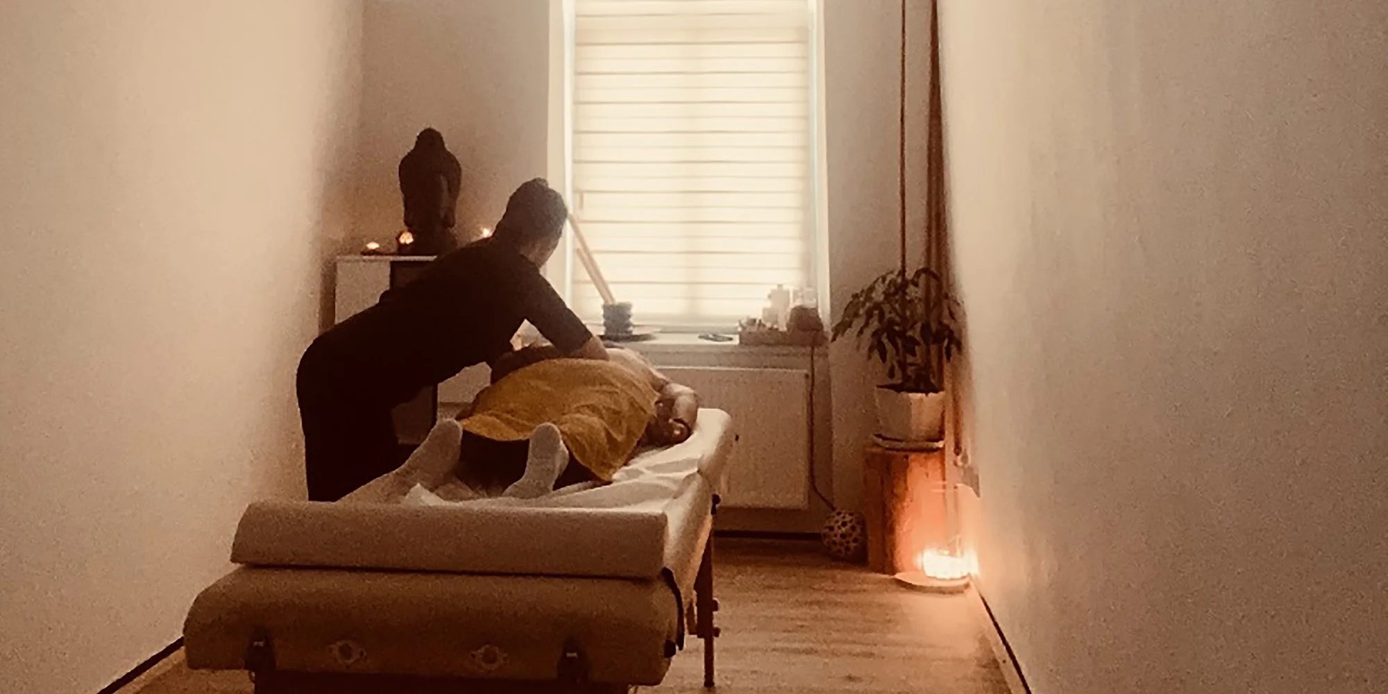 Klasická masáž zad, šíje a rukou, akupresurní nebo lymfatická masáž