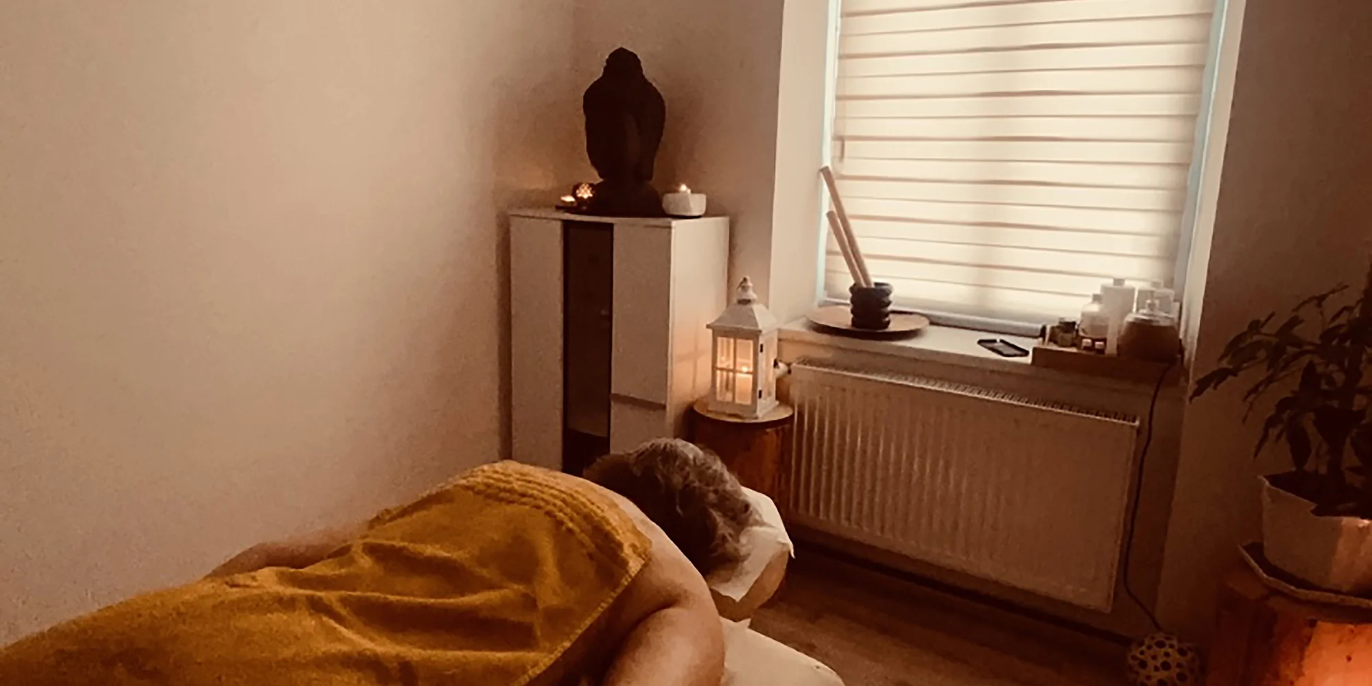 Klasická masáž zad, šíje a rukou, akupresurní nebo lymfatická masáž