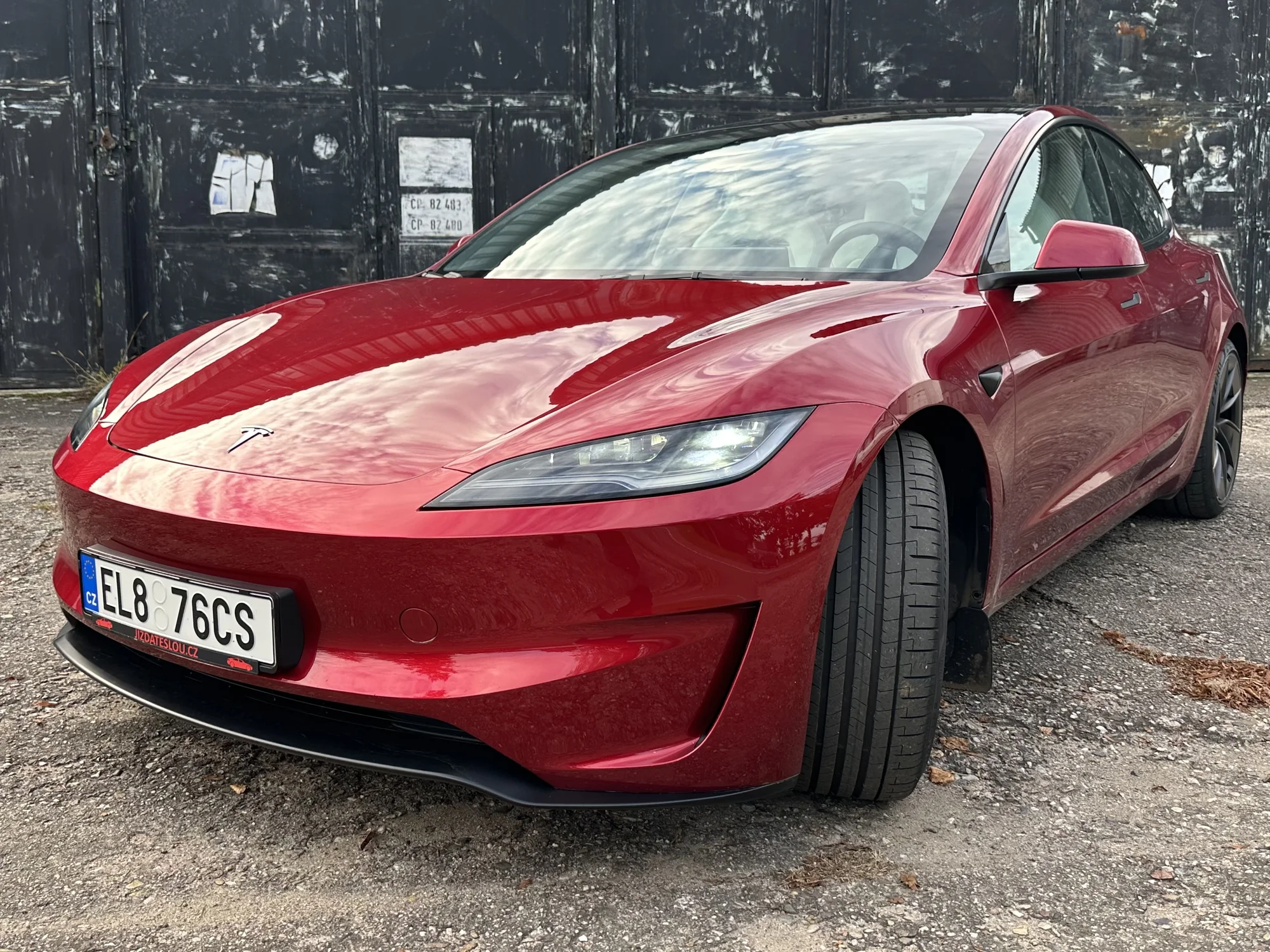 Jízda v nejnovějším elektromobilu Tesla Model 3 Performance highland 2024: jako řidič i spolujezdec