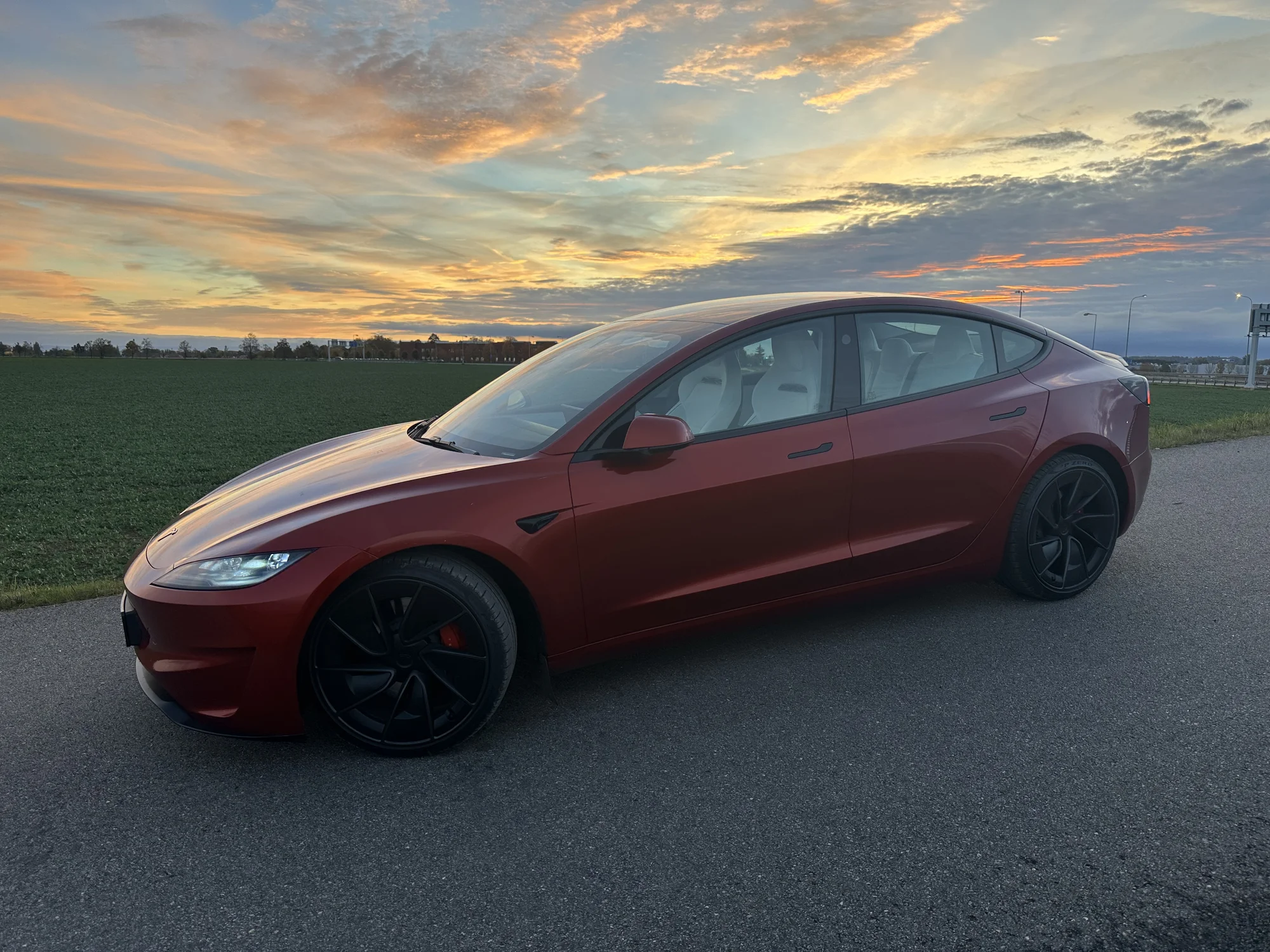 Jízda v nejnovějším elektromobilu Tesla Model 3 Performance highland 2024: jako řidič i spolujezdec