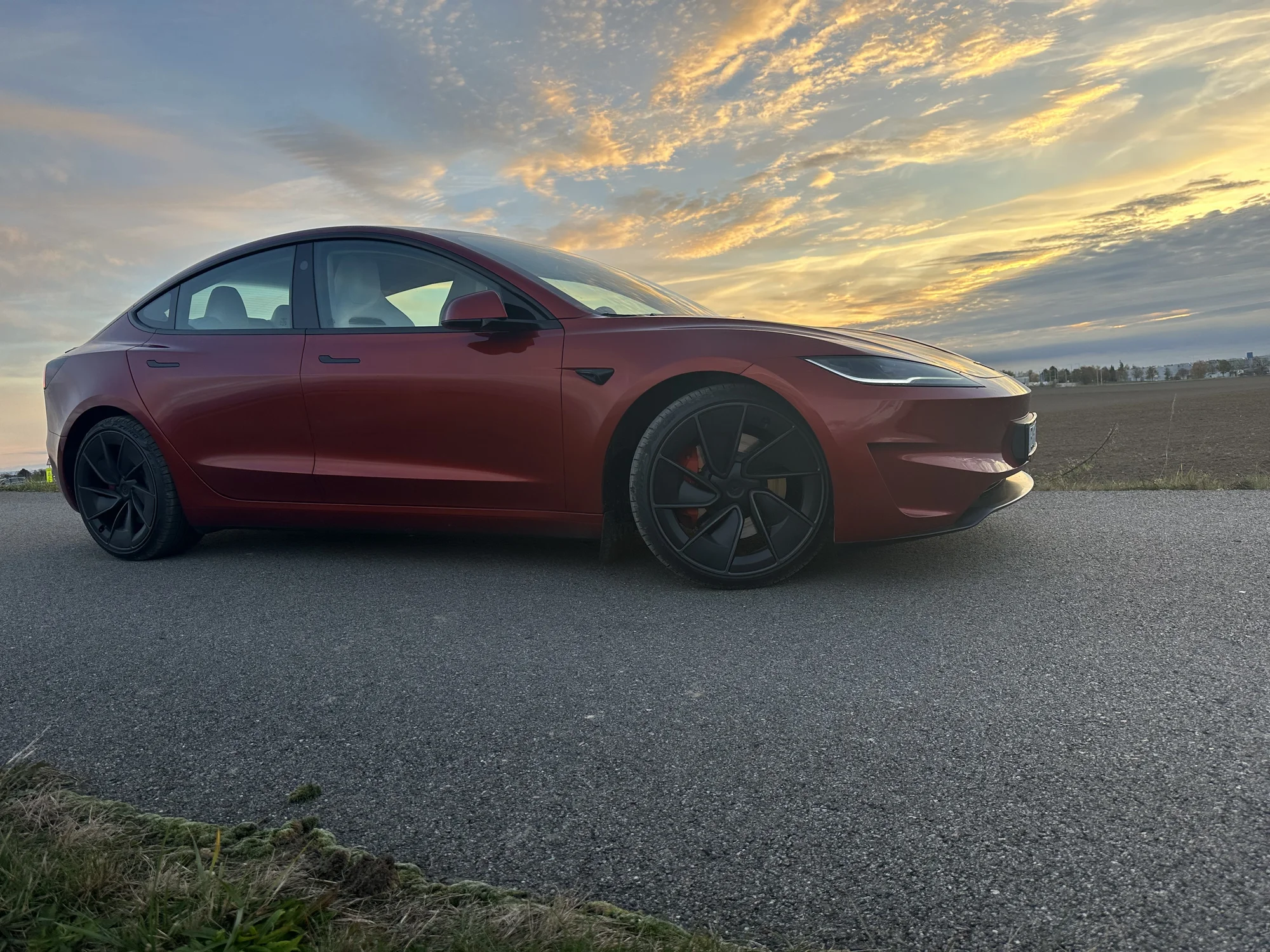 Jízda v nejnovějším elektromobilu Tesla Model 3 Performance highland 2024: jako řidič i spolujezdec