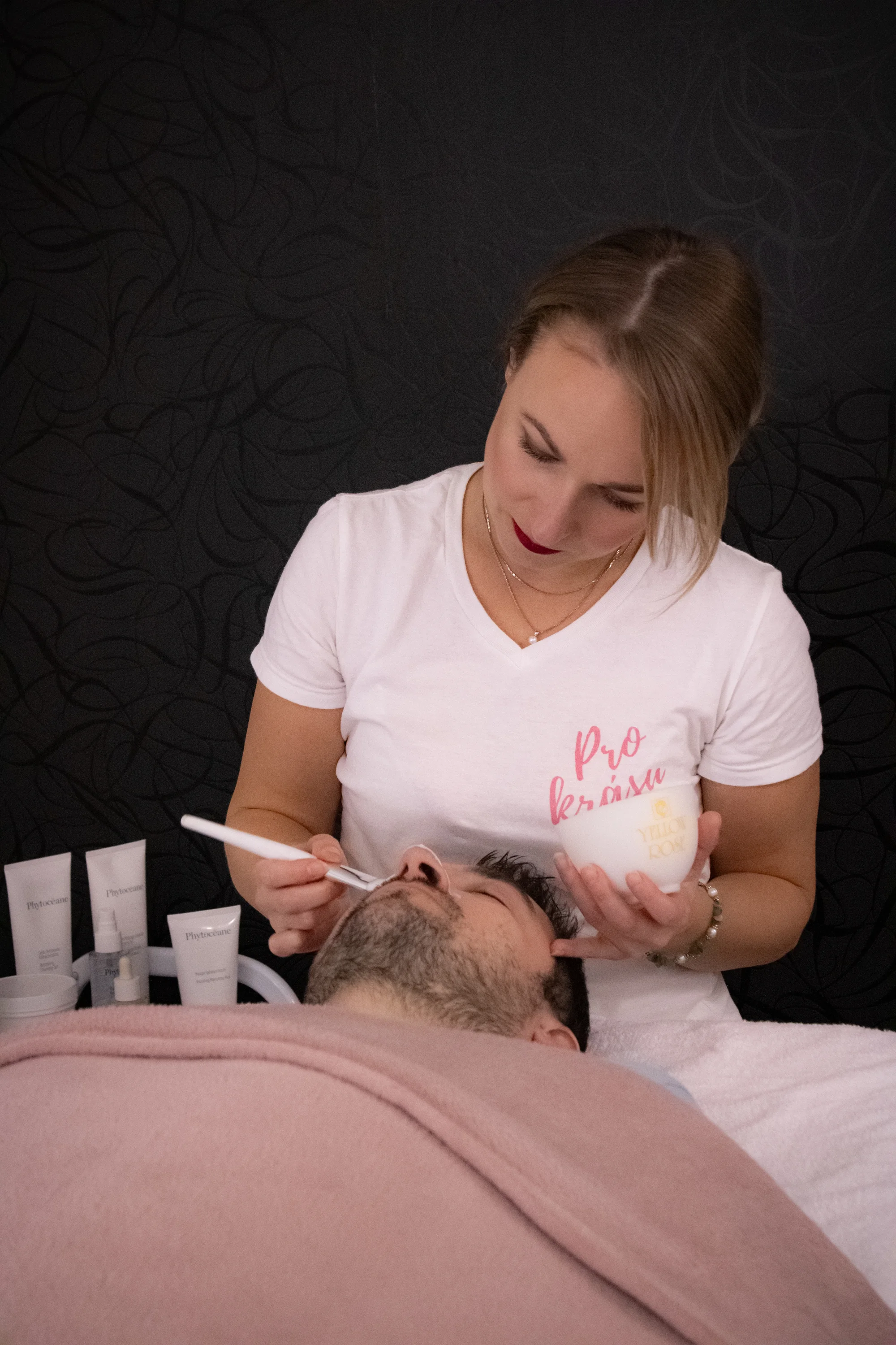 Kosmetická péče: anti-age, hydratační i čistící ošetření či masáž obličeje a dekoltu