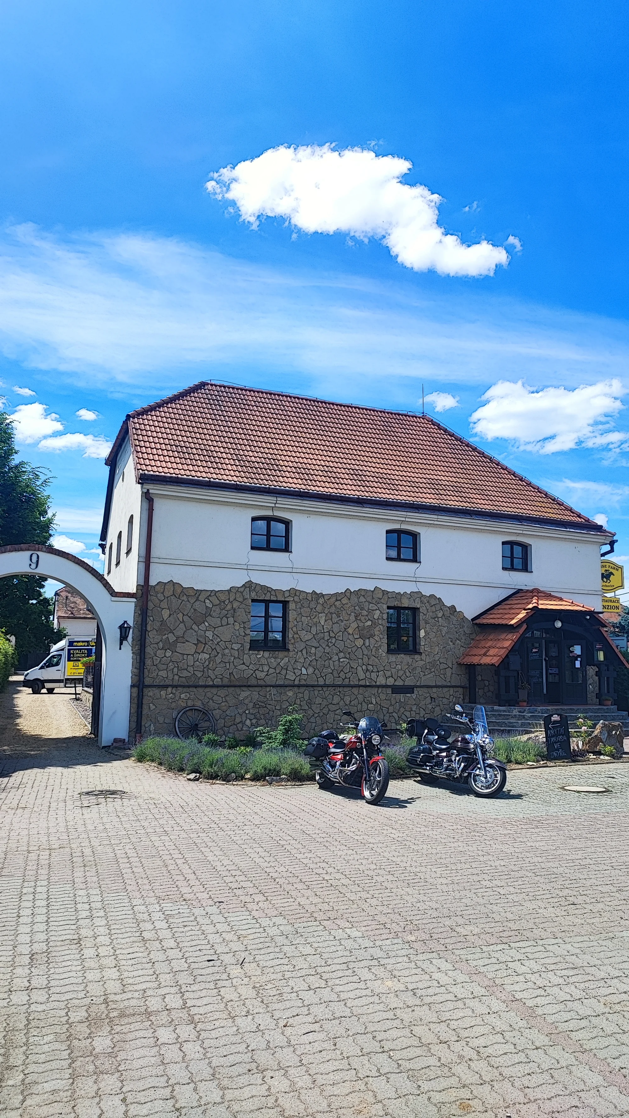 Horse Farm Lechovice: hodinová romantická projížďka v kočáře pro partu až 5 osob