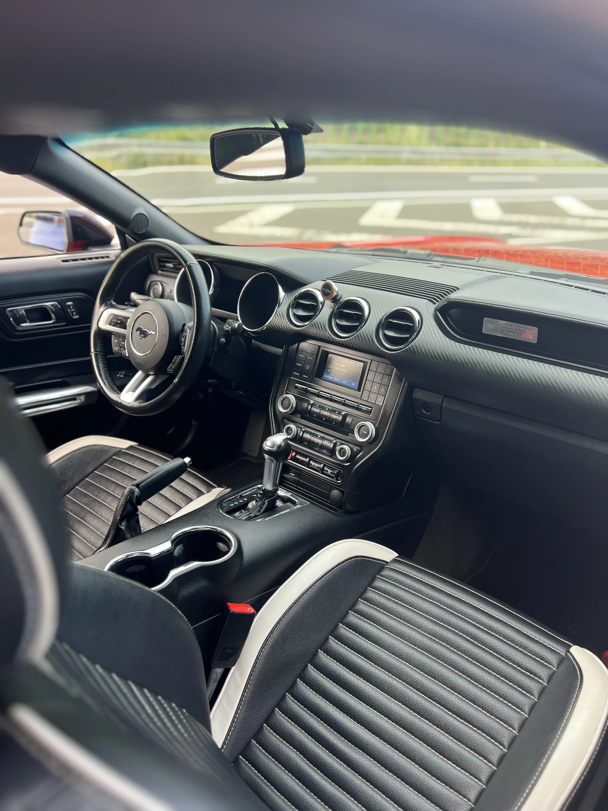 Zapůjčení upraveného Fordu Mustang na 30–180 min., a to i vč. paliva
