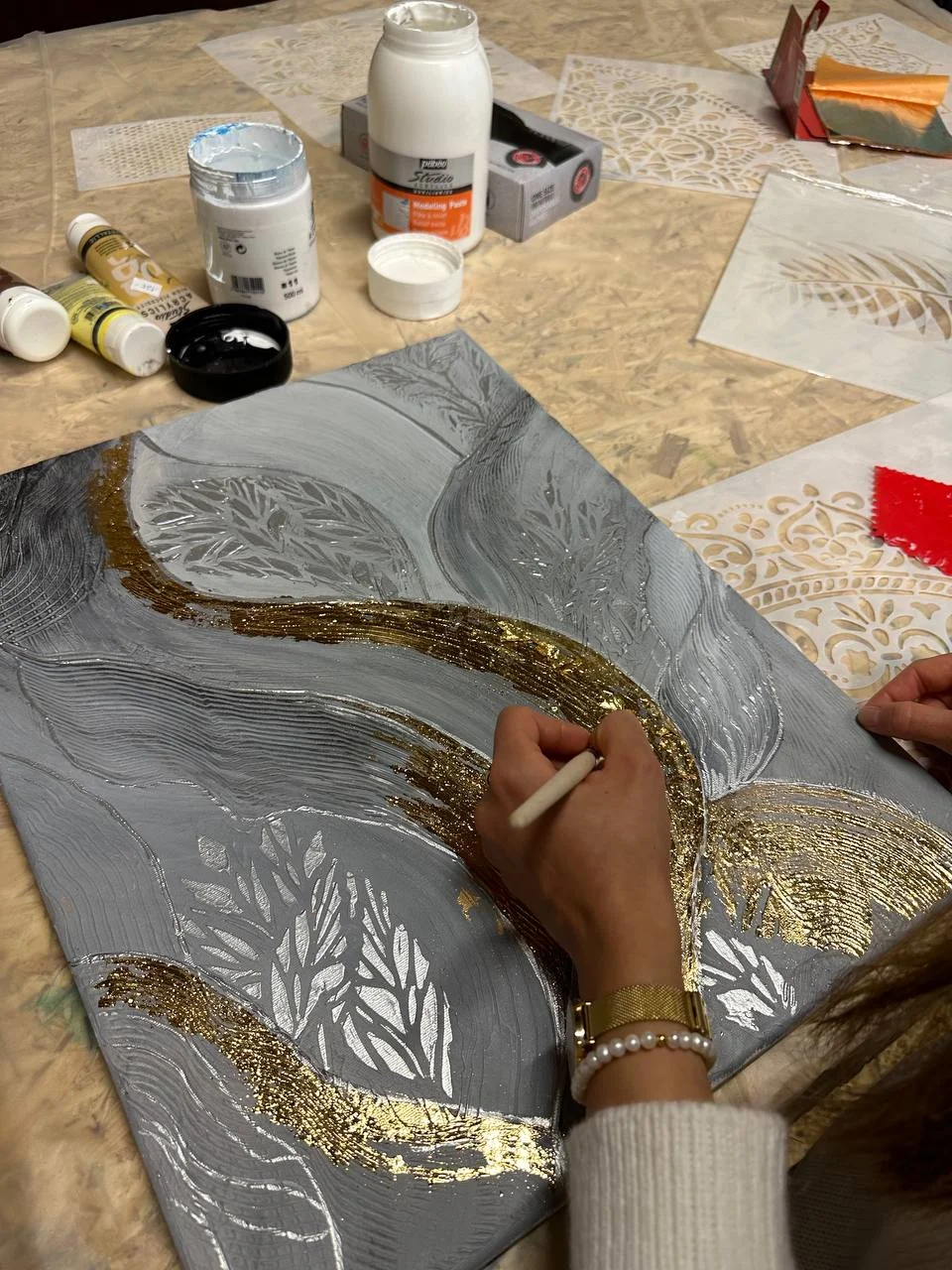 Skupinový kurz výroby strukturovaného obrazu ze stěrky a plátkového zlata