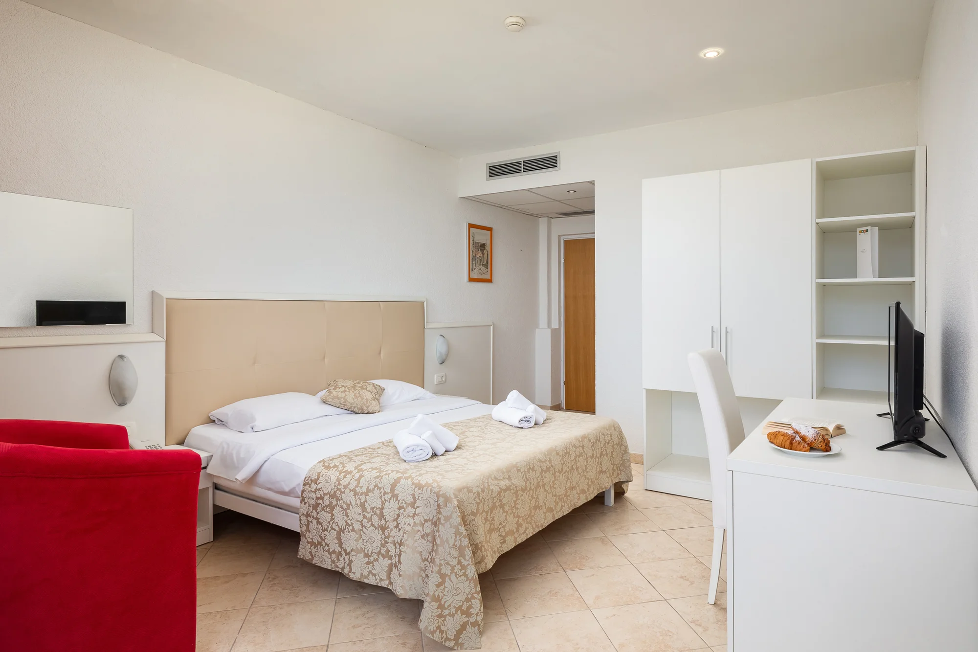 4* dovolená na Istrii: hotel se snídaní nebo polopenzí i venkovní bazény, pláž 500 m od hotelu, akce 2 děti zdarma