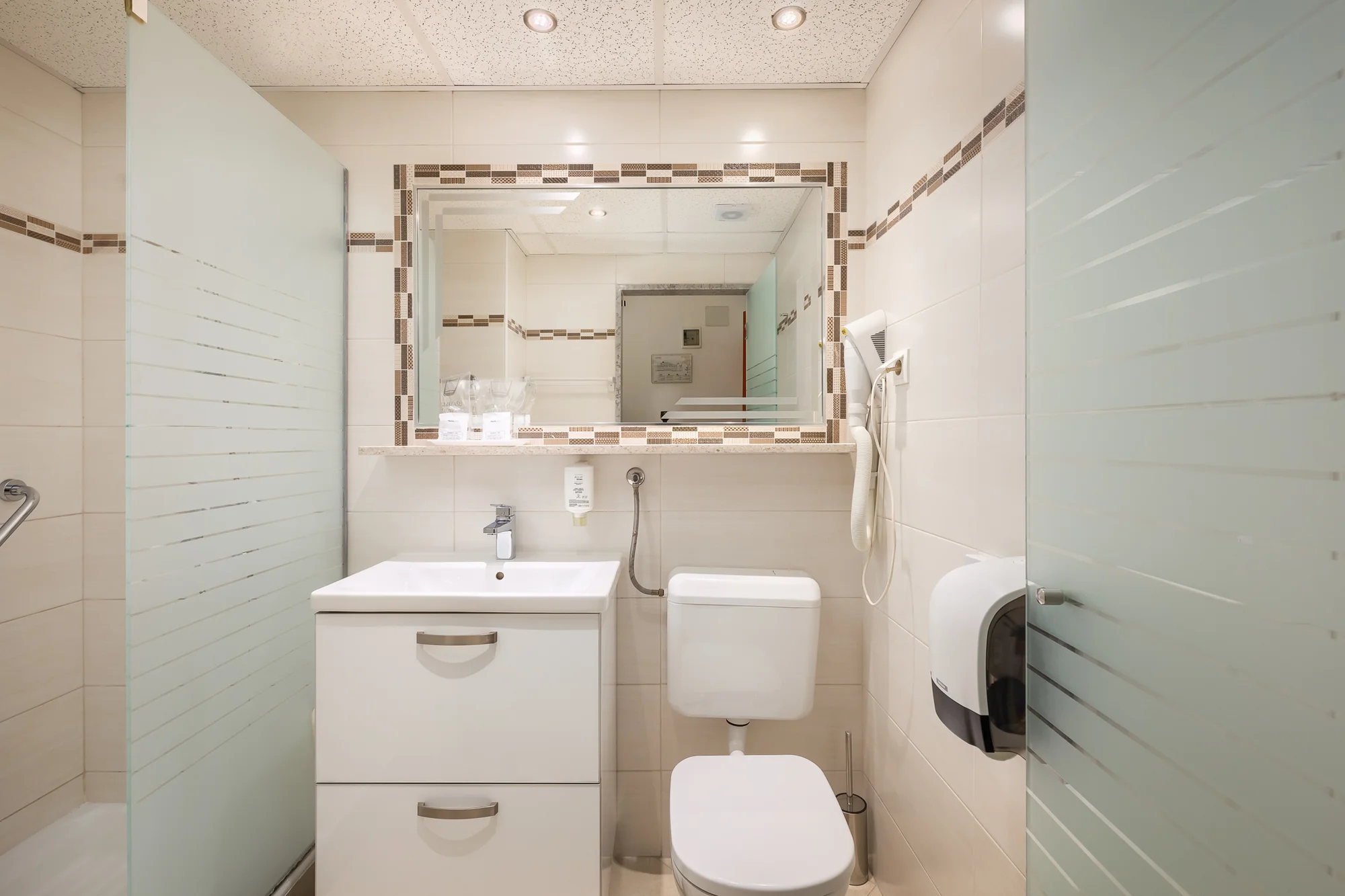 4* dovolená na Istrii: hotel se snídaní nebo polopenzí i venkovní bazény, pláž 500 m od hotelu, akce 2 děti zdarma