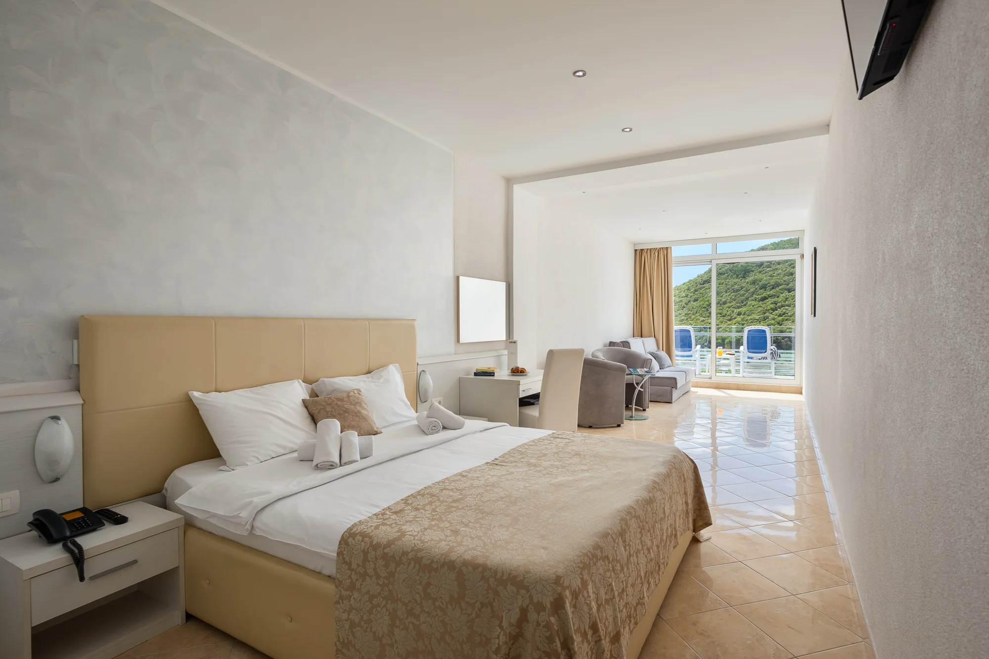 4* dovolená na Istrii: hotel se snídaní nebo polopenzí i venkovní bazény, pláž 500 m od hotelu, akce 2 děti zdarma