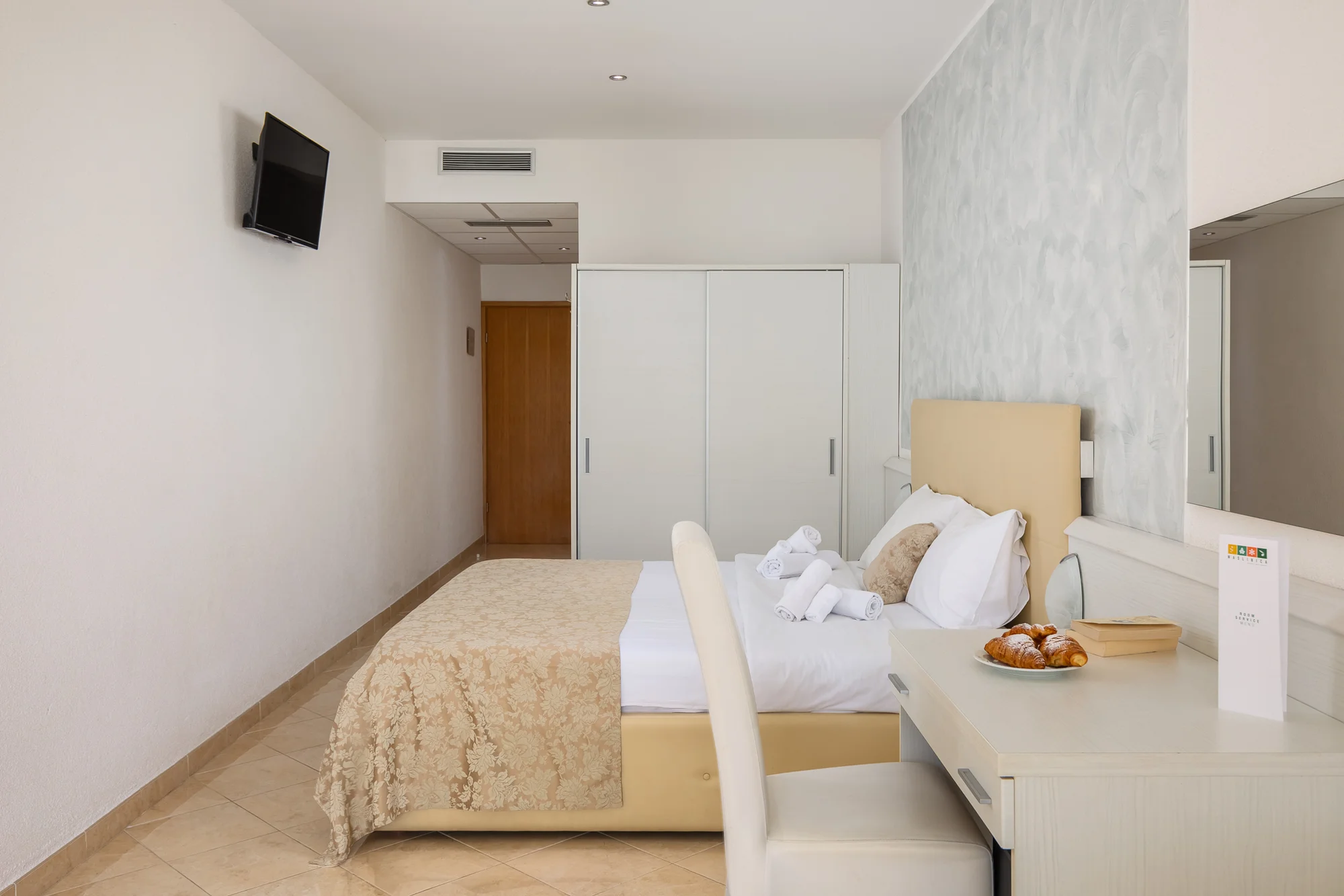 4* dovolená na Istrii: hotel se snídaní nebo polopenzí i venkovní bazény, pláž 500 m od hotelu, akce 2 děti zdarma