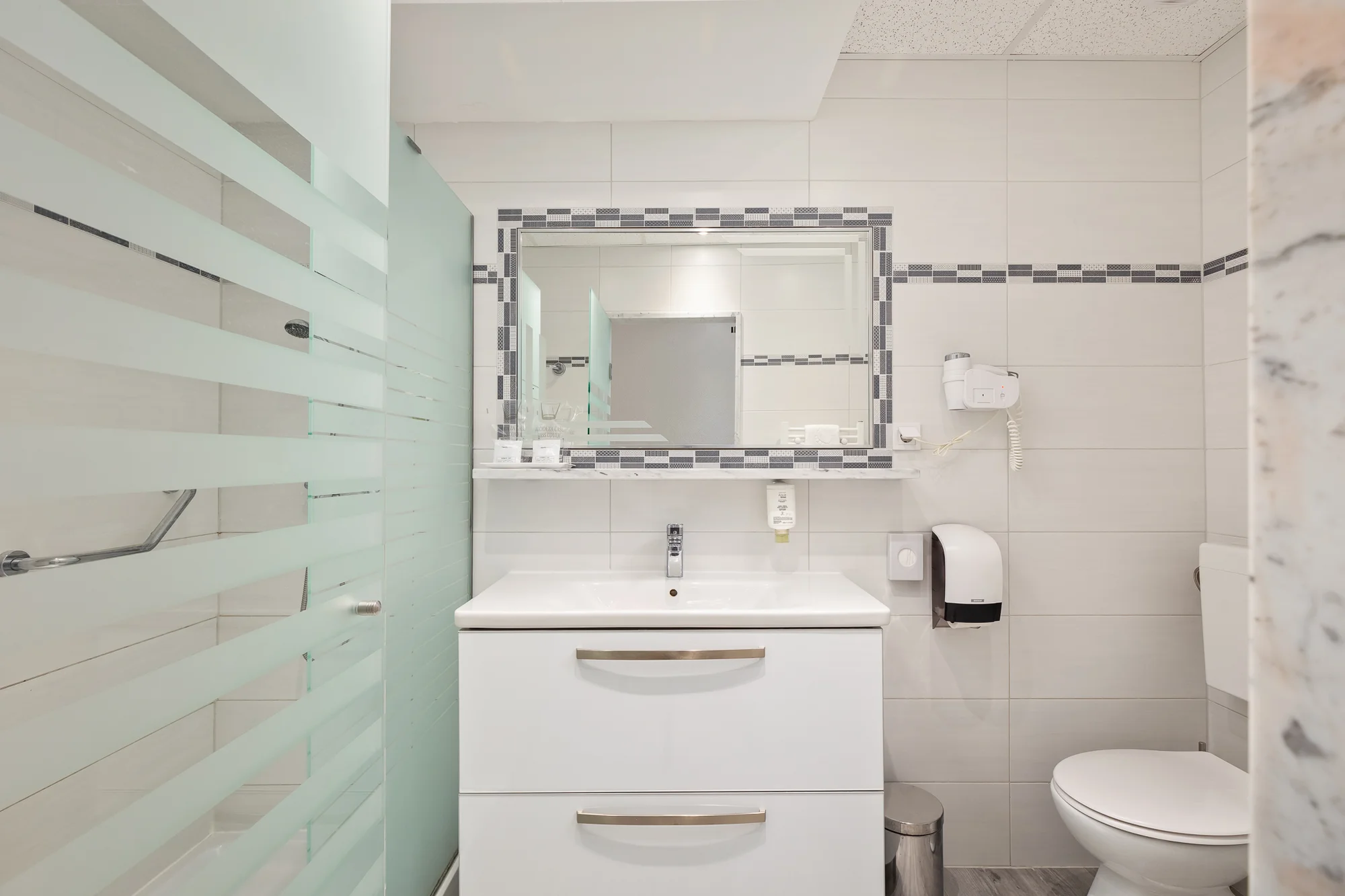 4* dovolená na Istrii: hotel se snídaní nebo polopenzí i venkovní bazény, pláž 500 m od hotelu, akce 2 děti zdarma