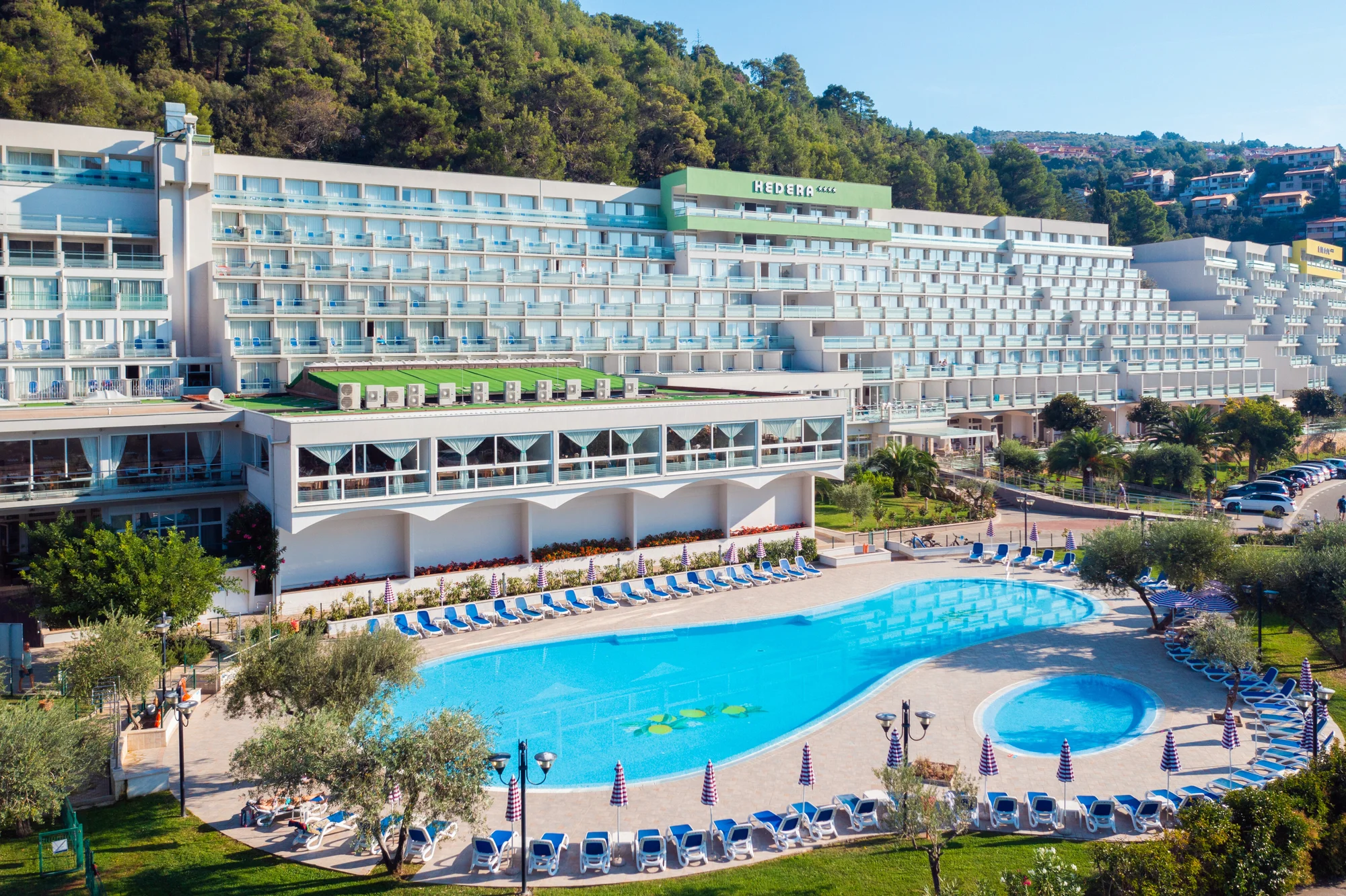 4* dovolená na Istrii: hotel se snídaní nebo polopenzí i venkovní bazény, pláž 500 m od hotelu, akce 2 děti zdarma