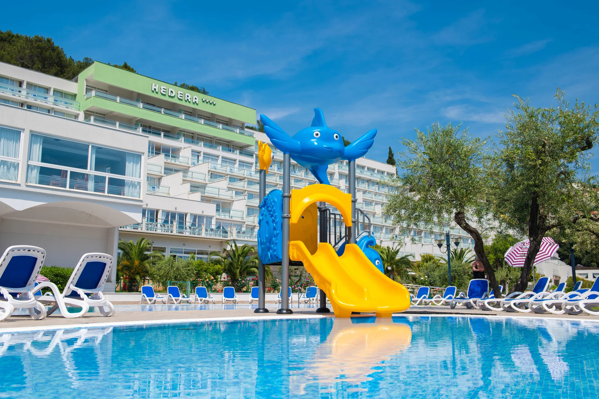 4* dovolená na Istrii: hotel se snídaní nebo polopenzí i venkovní bazény, pláž 500 m od hotelu, akce 2 děti zdarma