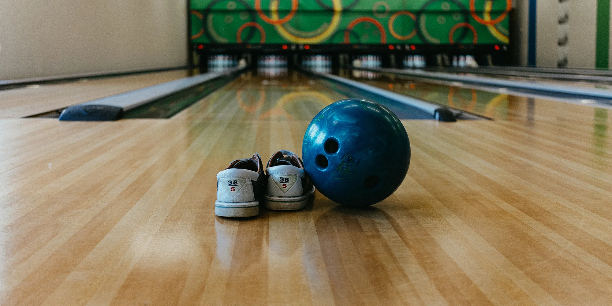 Až dvě hodiny bowlingu pro 2–8 osob a bramborové lupínky, burgery nebo pizza