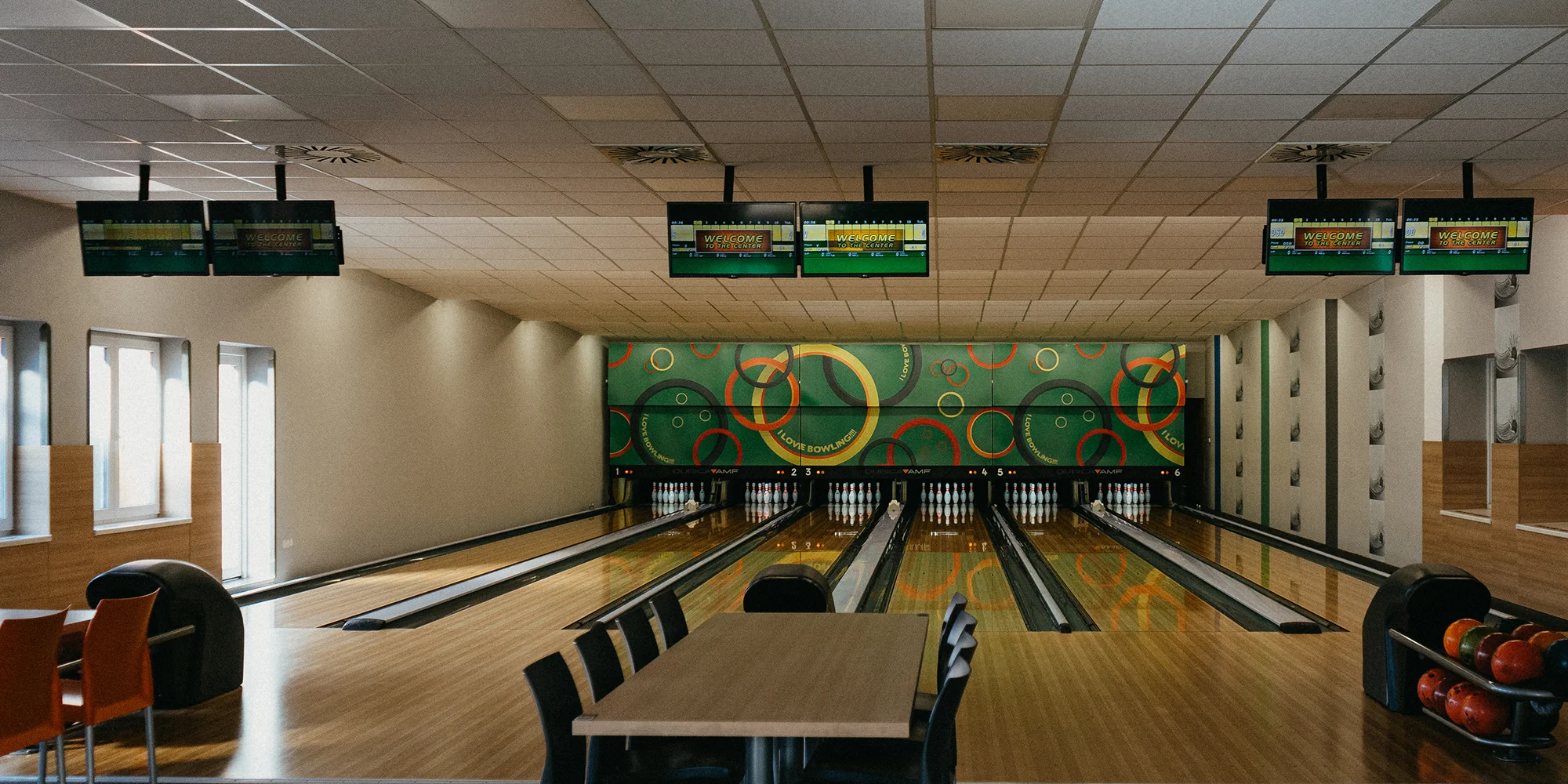 Až dvě hodiny bowlingu pro 2–8 osob a bramborové lupínky, burgery nebo pizza