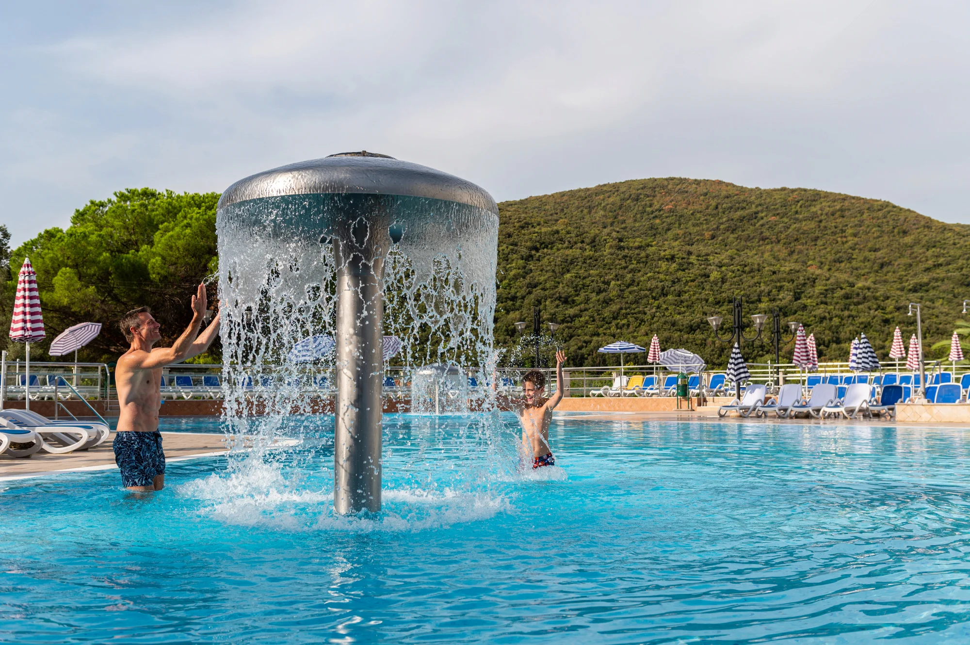 Kvarnerská riviéra: hotel přímo u moře s bazénem a polopenzí, až 2 děti zdarma