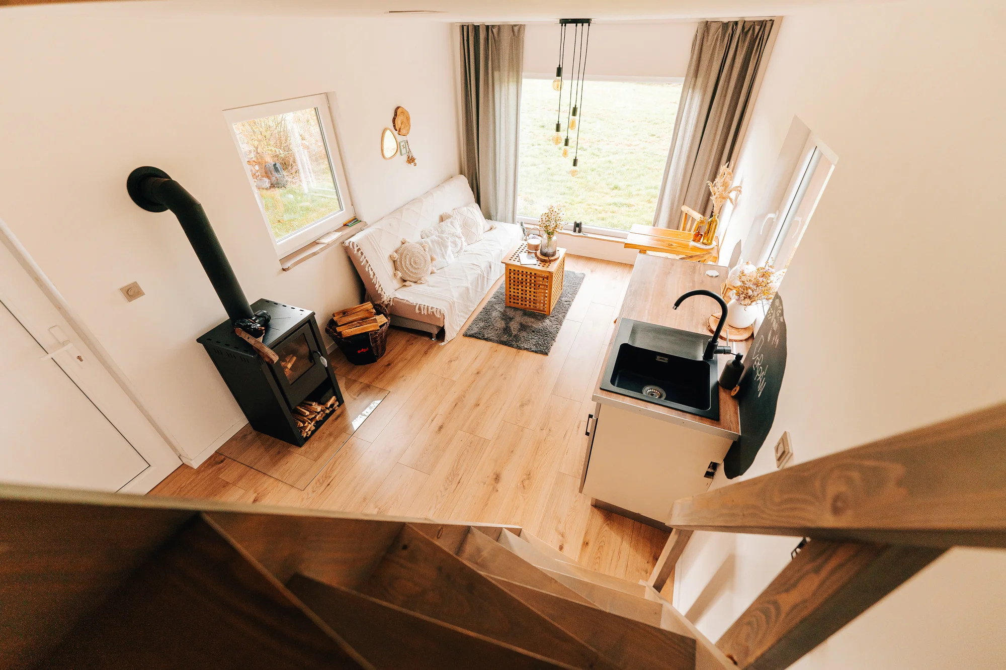 Vybavený tiny house uprostřed přírody s venkovním posezením