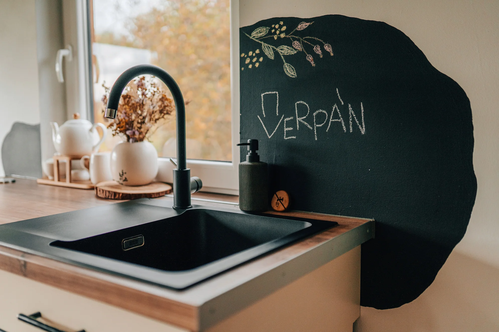 Vybavený tiny house uprostřed přírody s venkovním posezením
