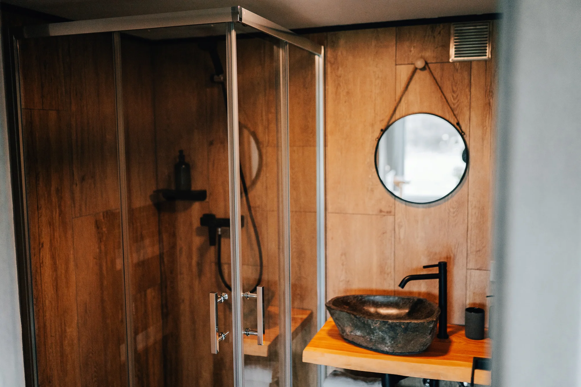 Vybavený tiny house uprostřed přírody s venkovním posezením