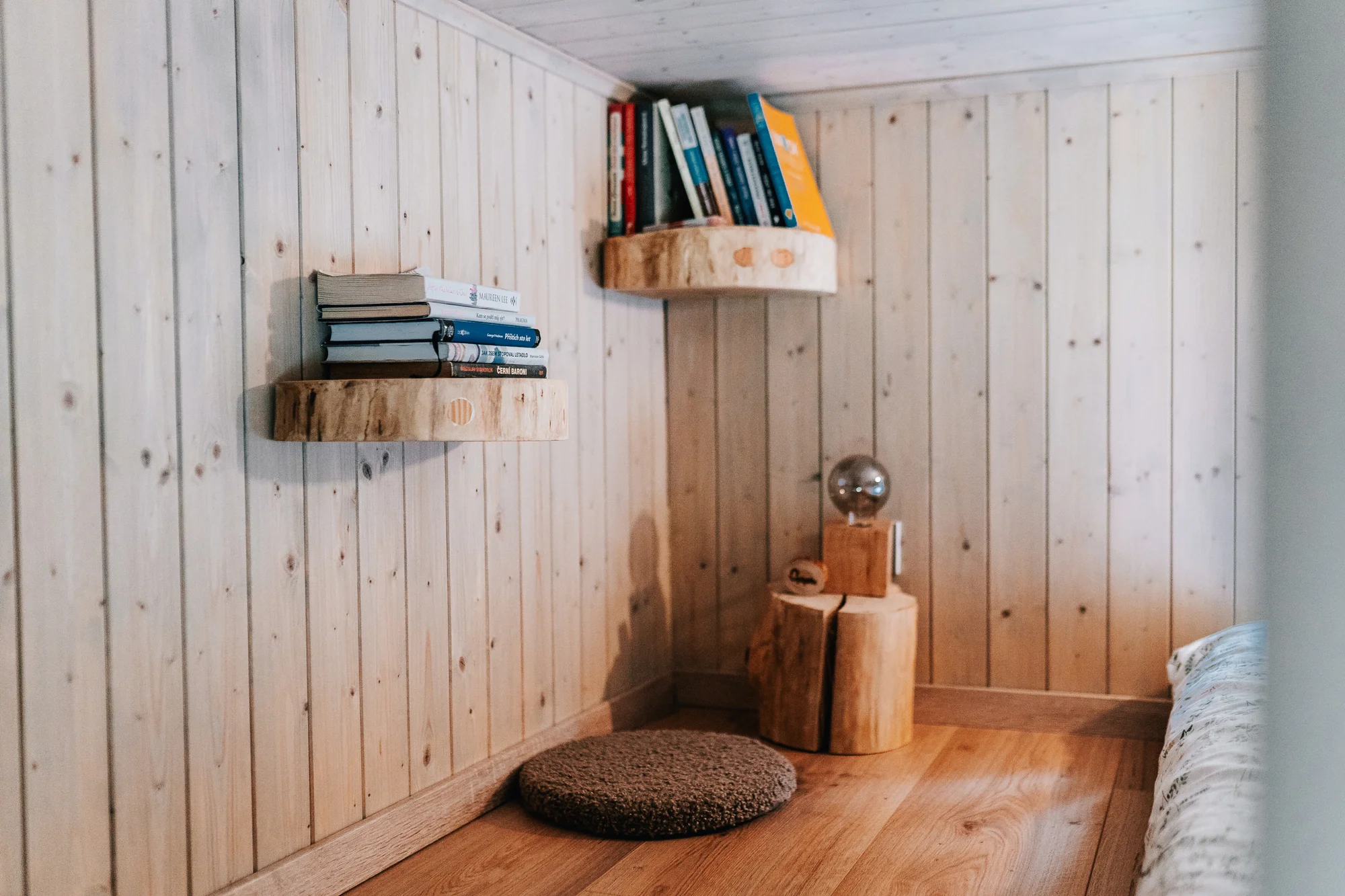 Vybavený tiny house uprostřed přírody s venkovním posezením