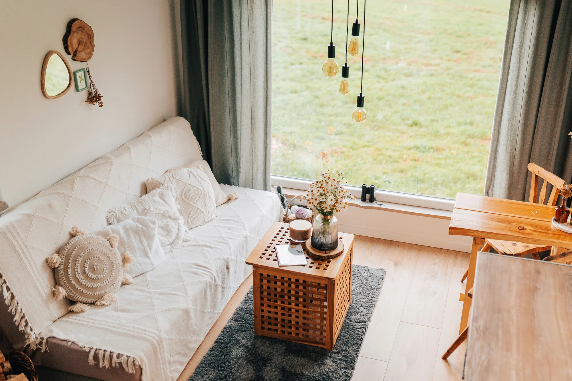 Vybavený tiny house uprostřed přírody s venkovním posezením