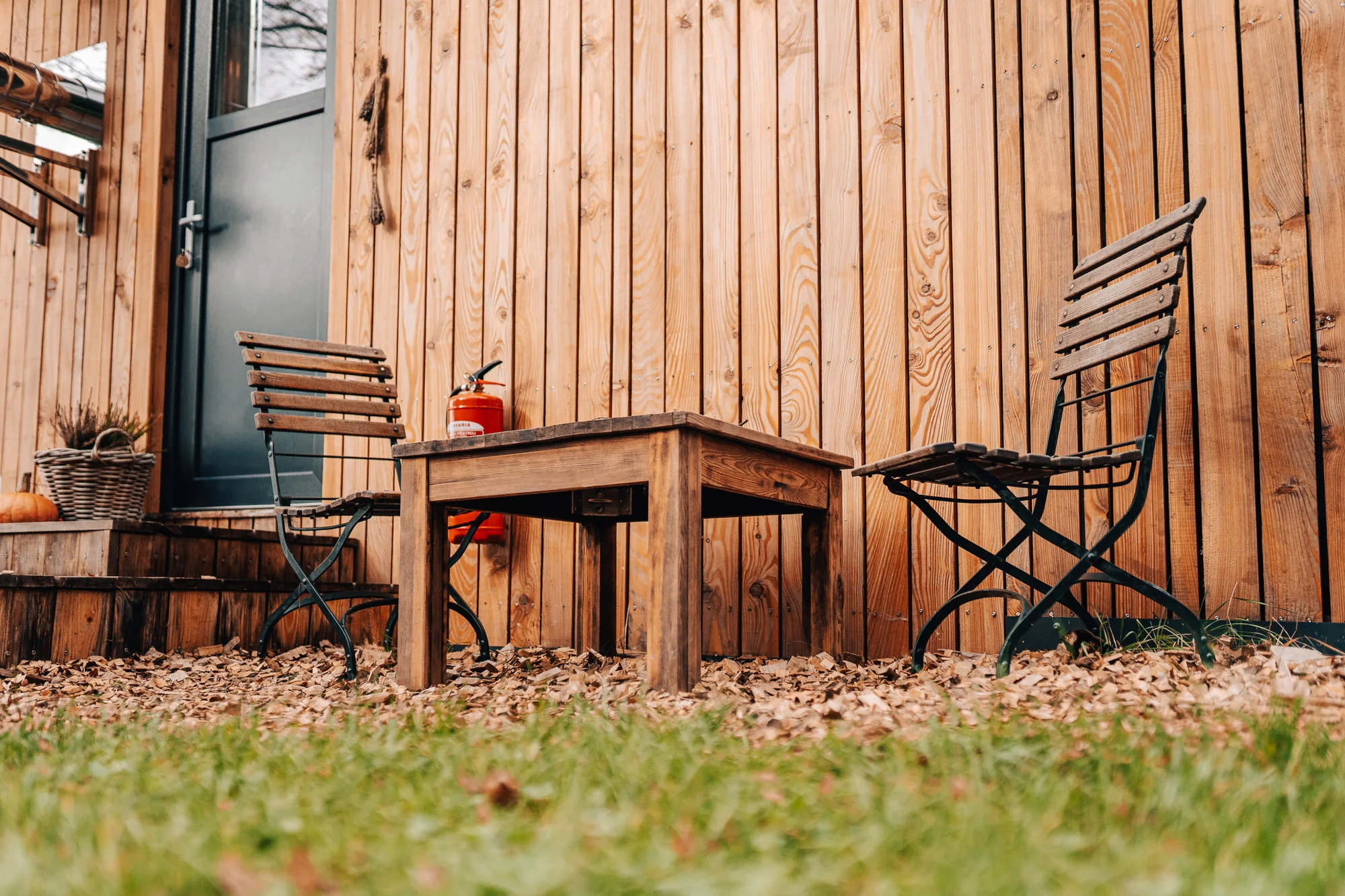 Vybavený tiny house uprostřed přírody s venkovním posezením