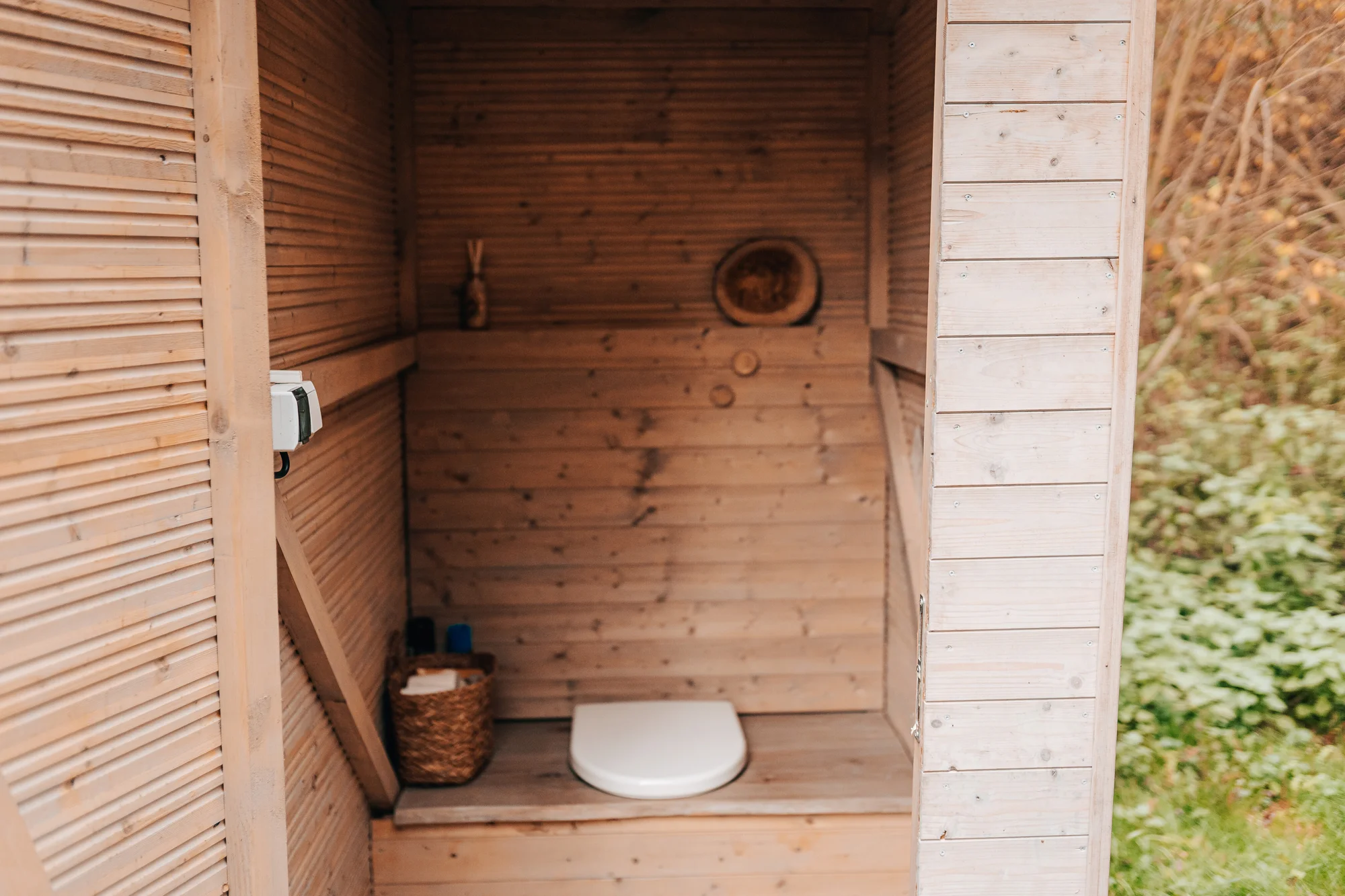Vybavený tiny house uprostřed přírody s venkovním posezením