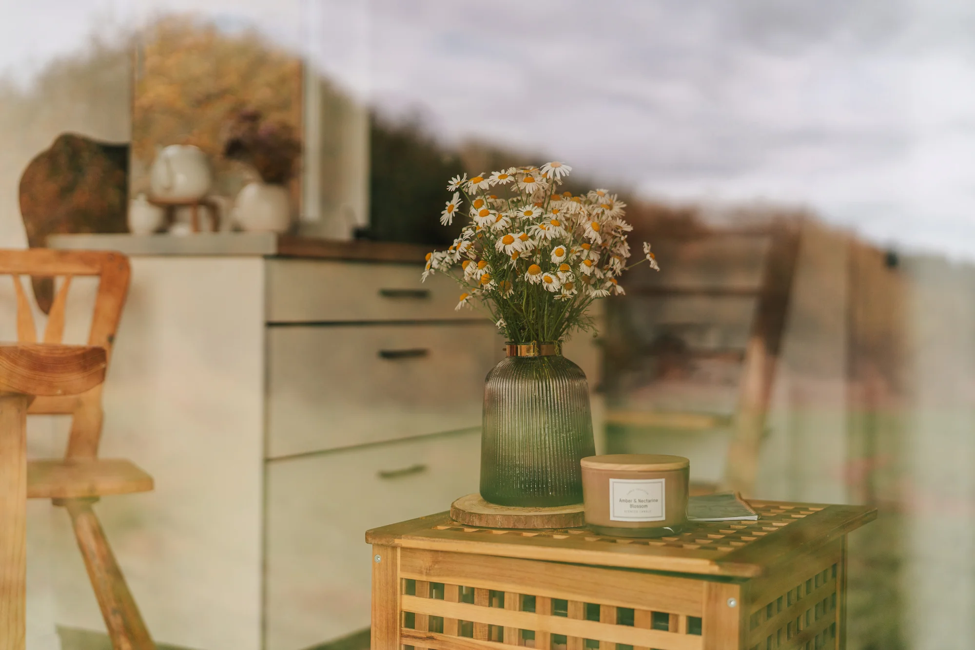 Vybavený tiny house uprostřed přírody s venkovním posezením