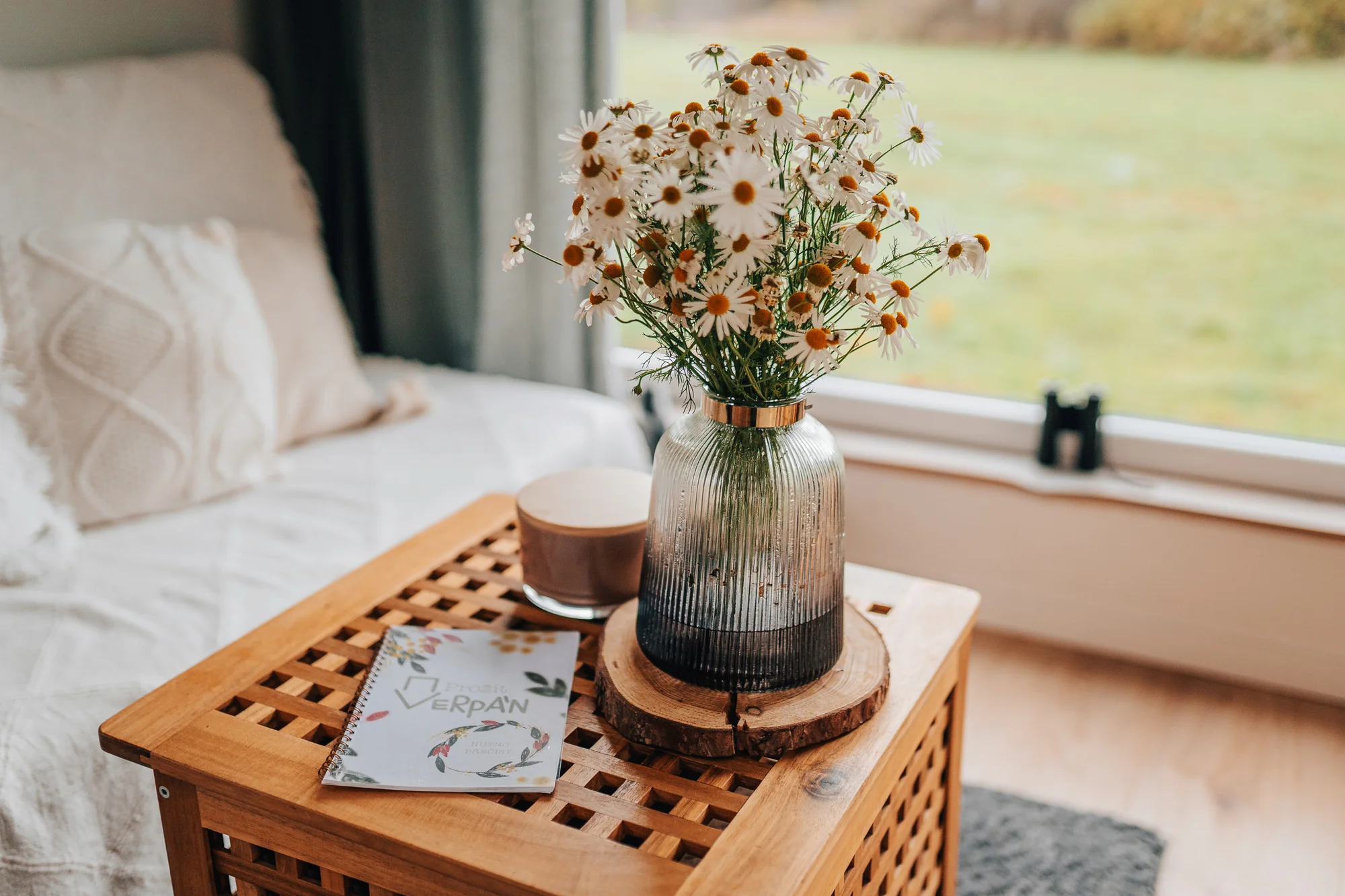 Vybavený tiny house uprostřed přírody s venkovním posezením