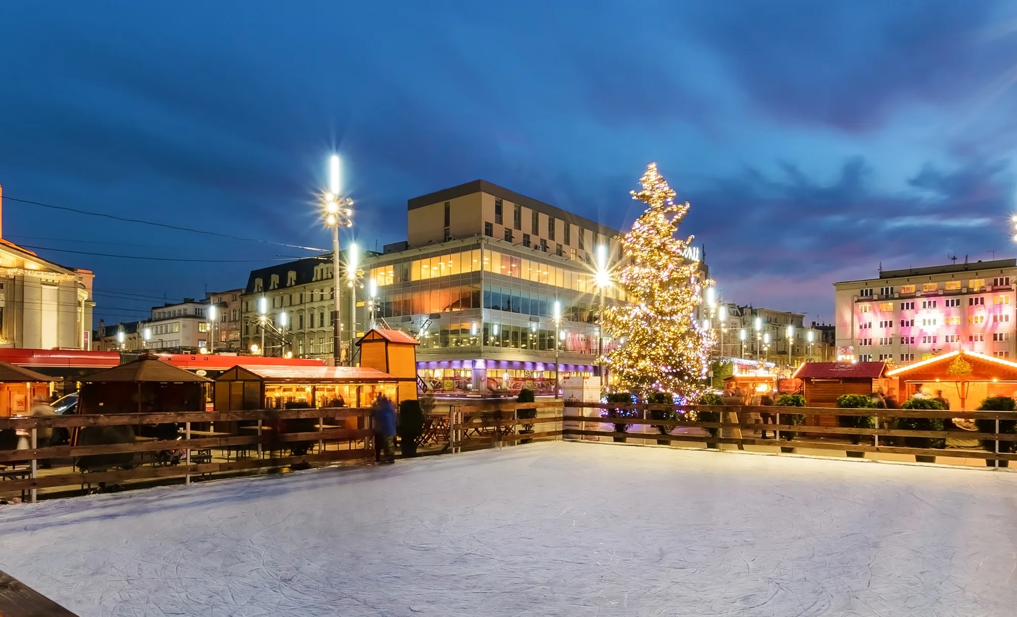 Nově postavený moderní hotel v samém centru Katovic s jídlem a saunou