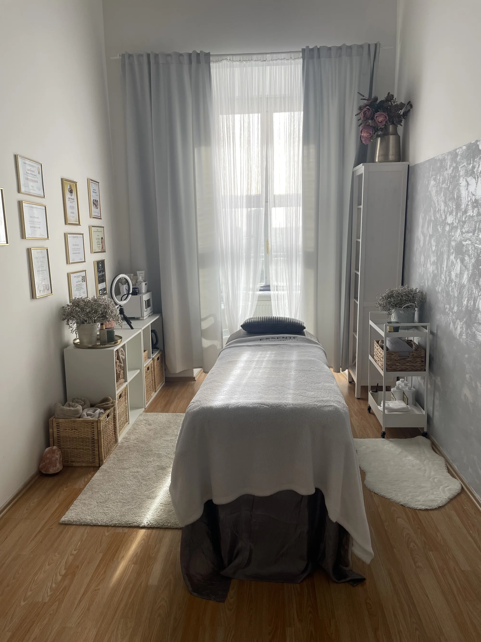 Ošetření galvanickou žehličkou či ultrazvukovou špachtlí, masáž obličeje i anti-age péče
