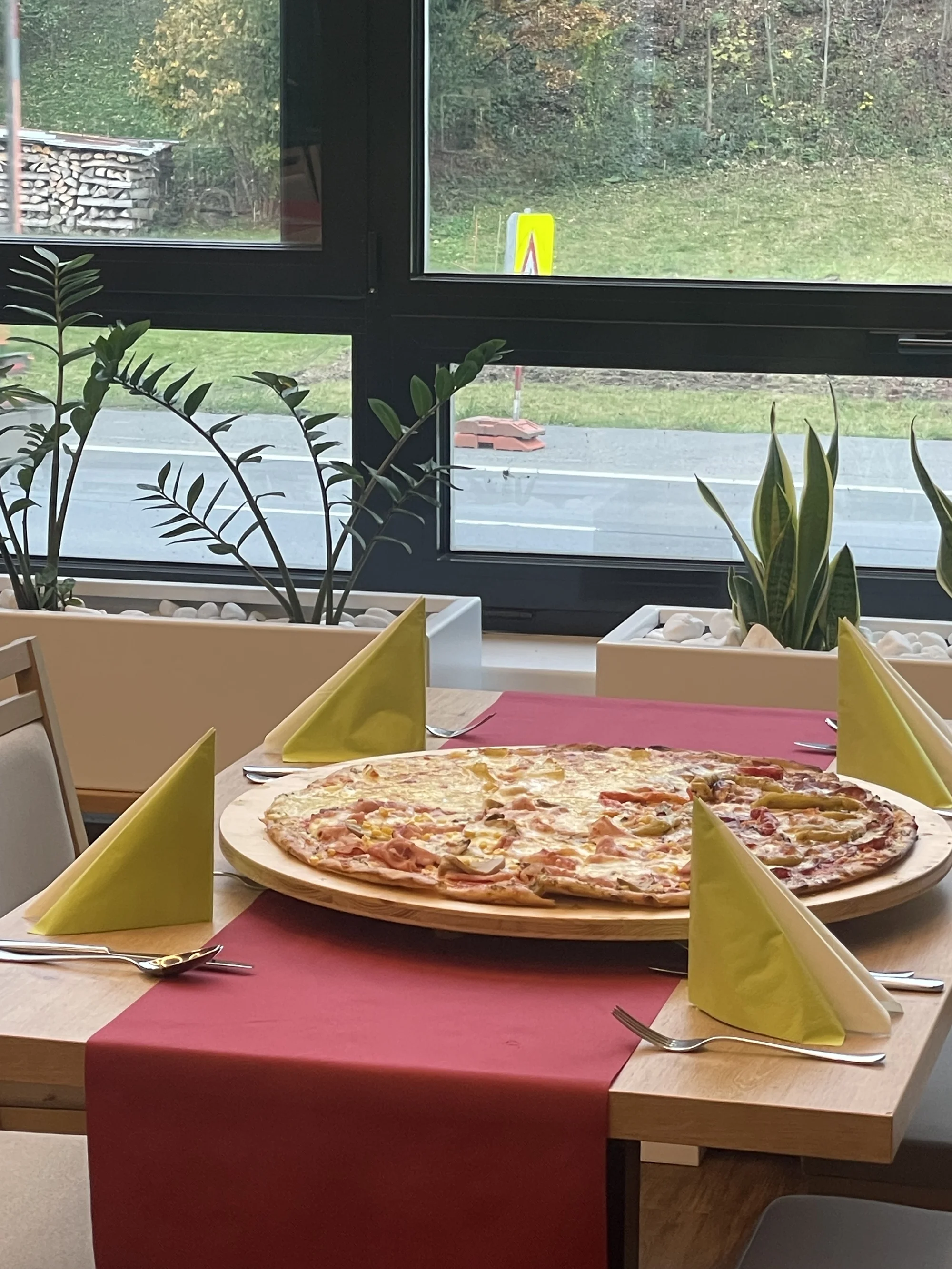 Jumbo pizza v restauraci s výhledem na Čertovy skály: složená až ze 4 druhů