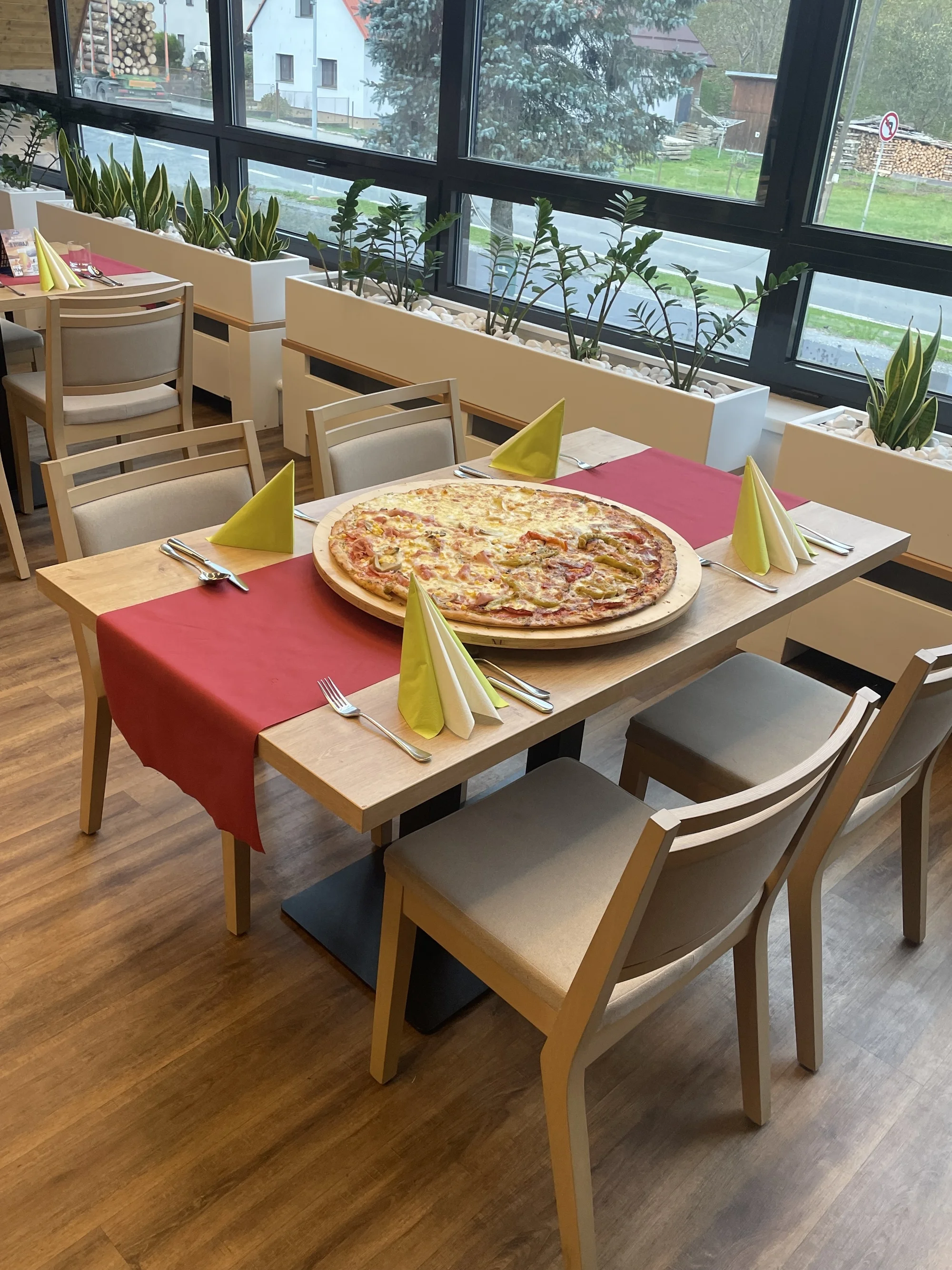 Jumbo pizza v restauraci s výhledem na Čertovy skály: složená až ze 4 druhů