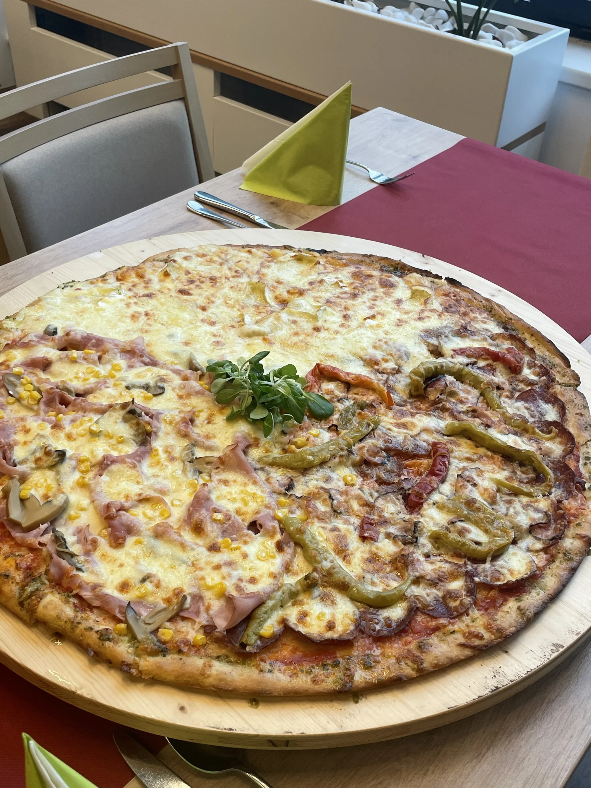 Jumbo pizza v restauraci s výhledem na Čertovy skály: složená až ze 4 druhů