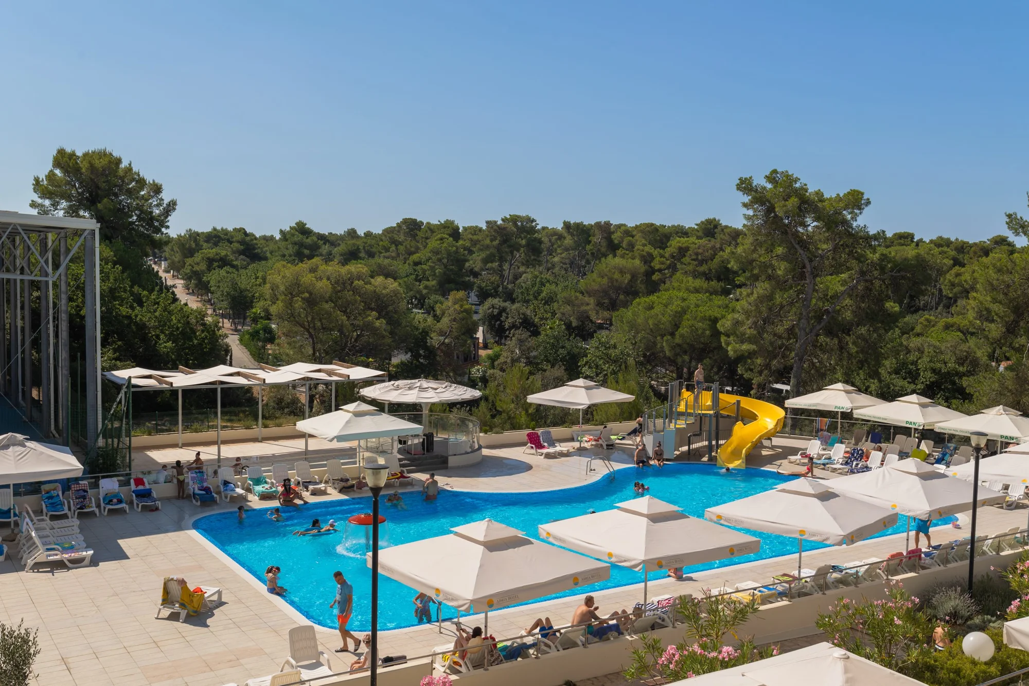 Dovolená v Biogradu na Moru: all inclusive, 2 děti zdarma, 300 m na pláž a bazény