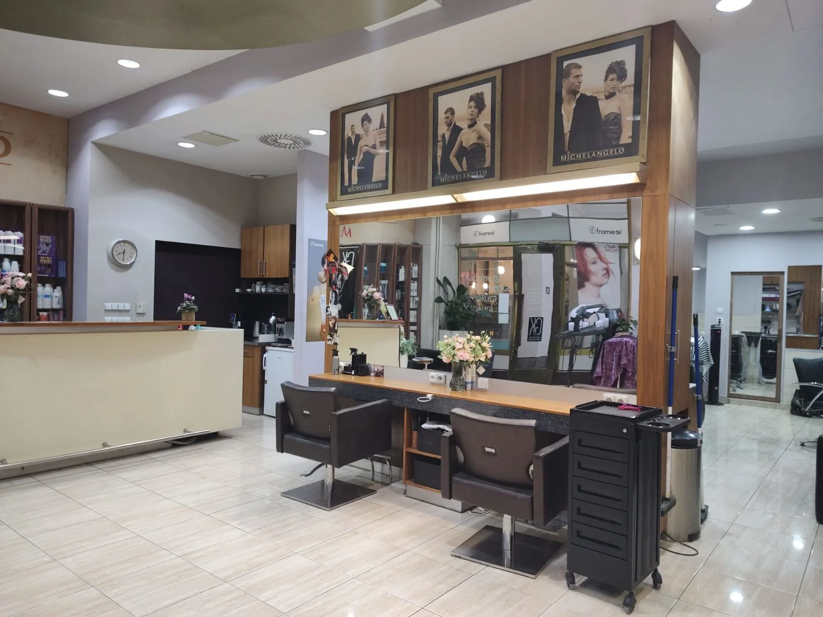 Barbershop na Václavském náměstí: pánský střih a úprava vousů od profesionála z Alžíru