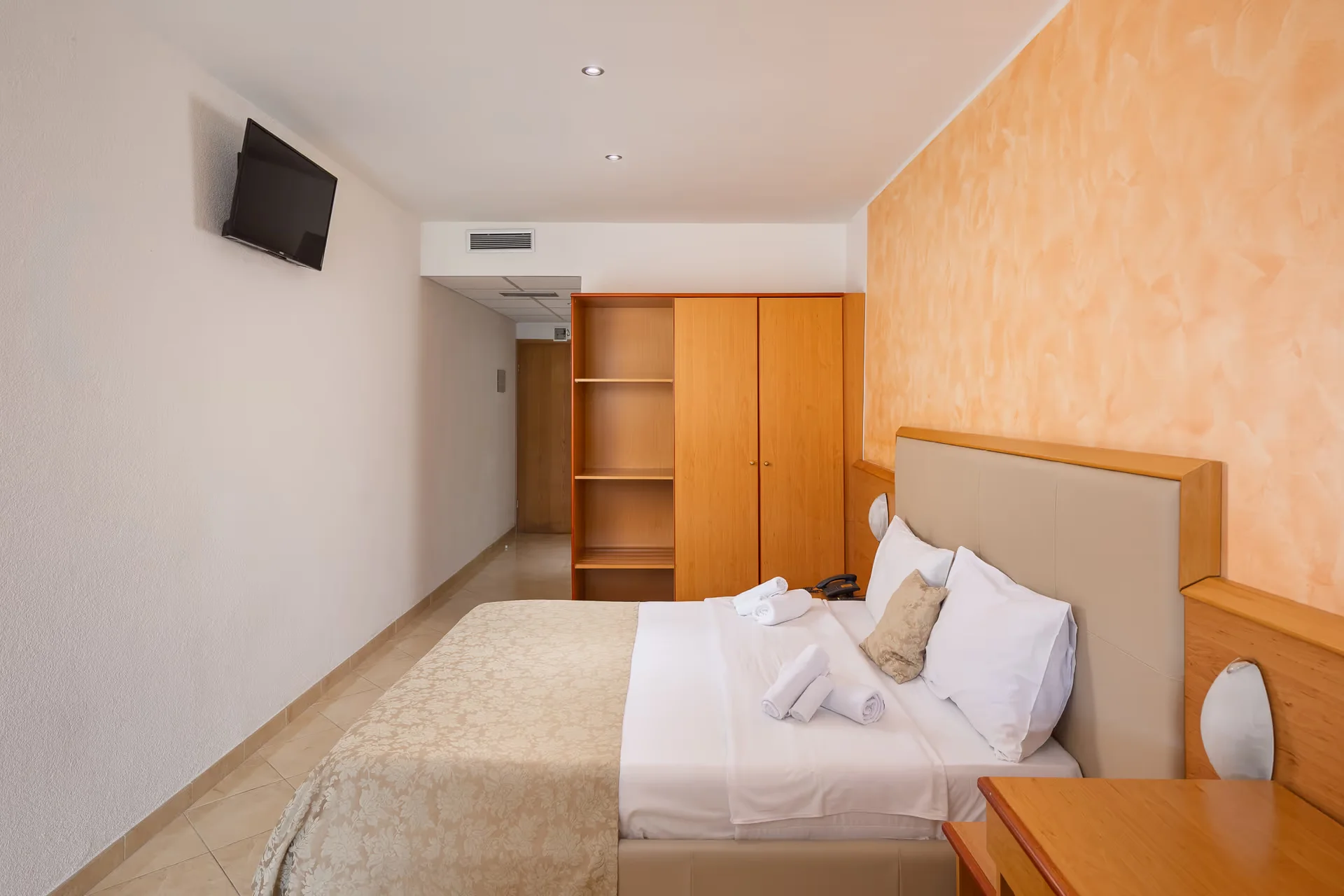 4* dovolená na Istrii: hotel se snídaní nebo polopenzí i venkovní bazény, pláž 500 m od hotelu, akce 2 děti zdarma