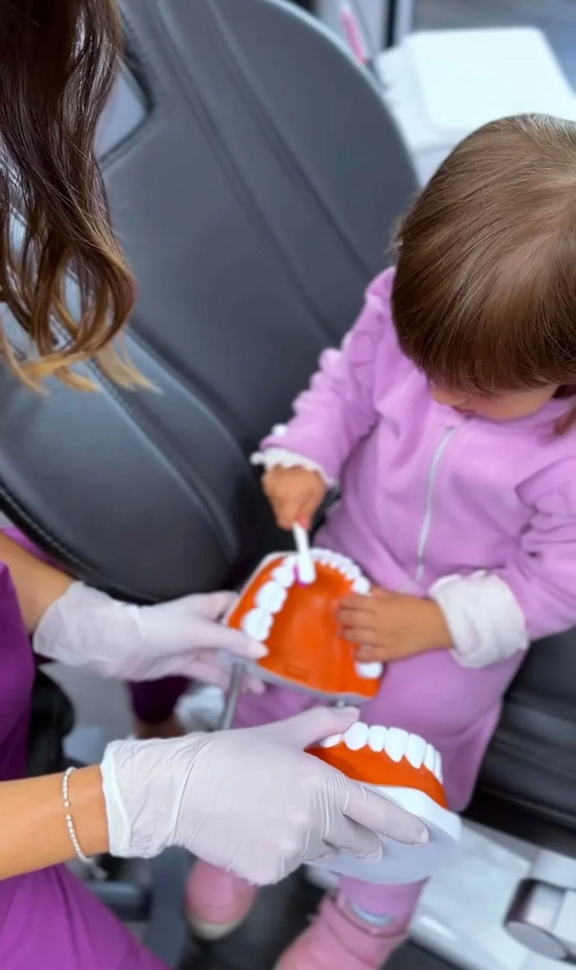 Dentální hygiena pro dospělé: odstranění plaku, zubního kamene a pigmentací