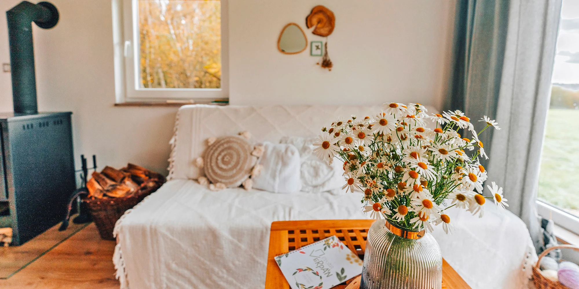 Vybavený tiny house uprostřed přírody s venkovním posezením