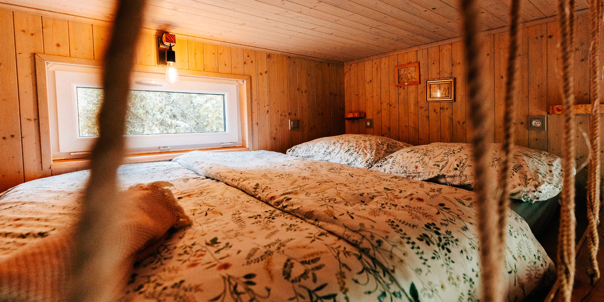 Vybavený tiny house uprostřed přírody s venkovním posezením